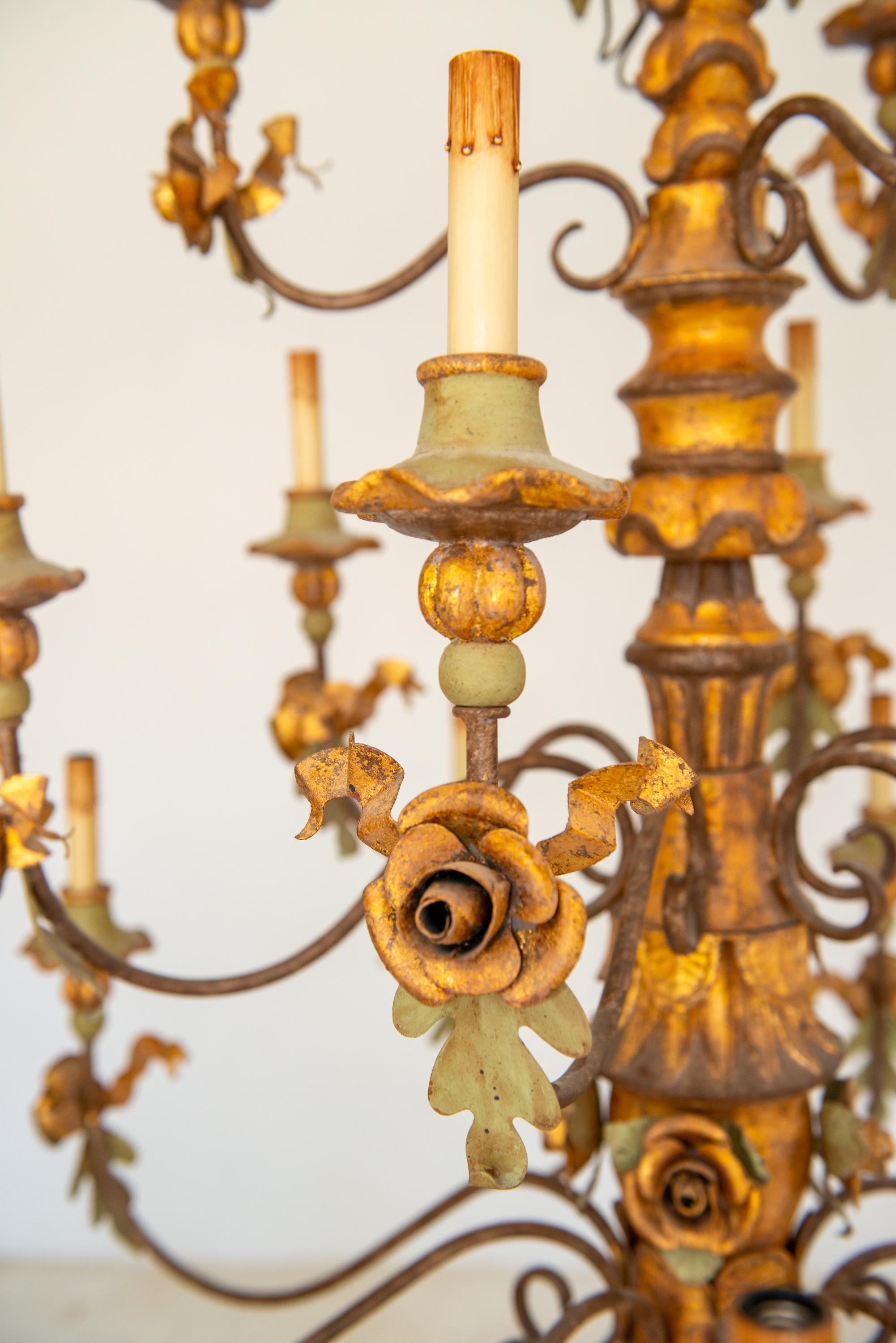 Fine XX secolo Grande lampadario barocco italiano a più livelli in legno dorato e ferro battuto in vendita