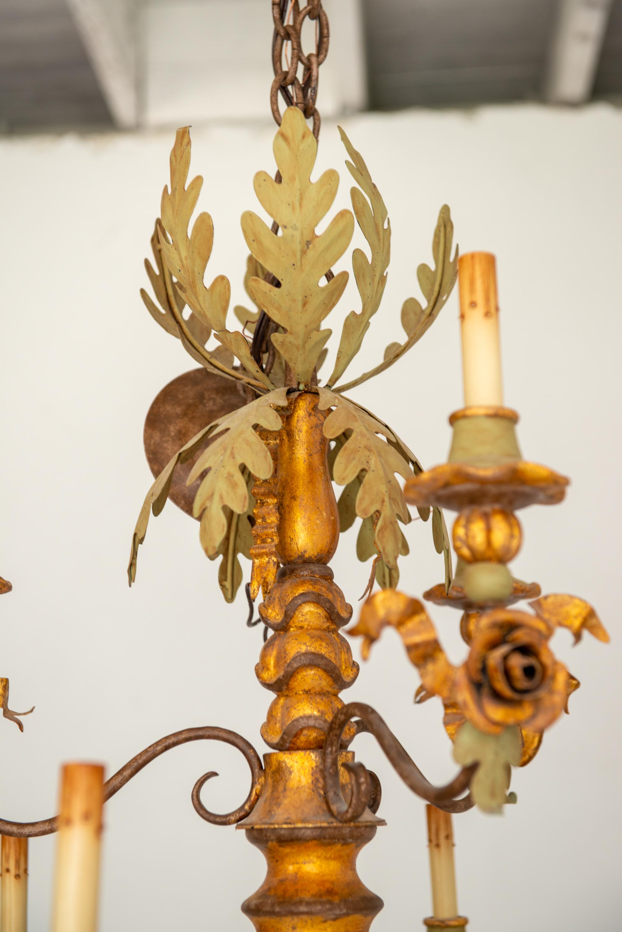 Legno dorato Grande lampadario barocco italiano a più livelli in legno dorato e ferro battuto in vendita