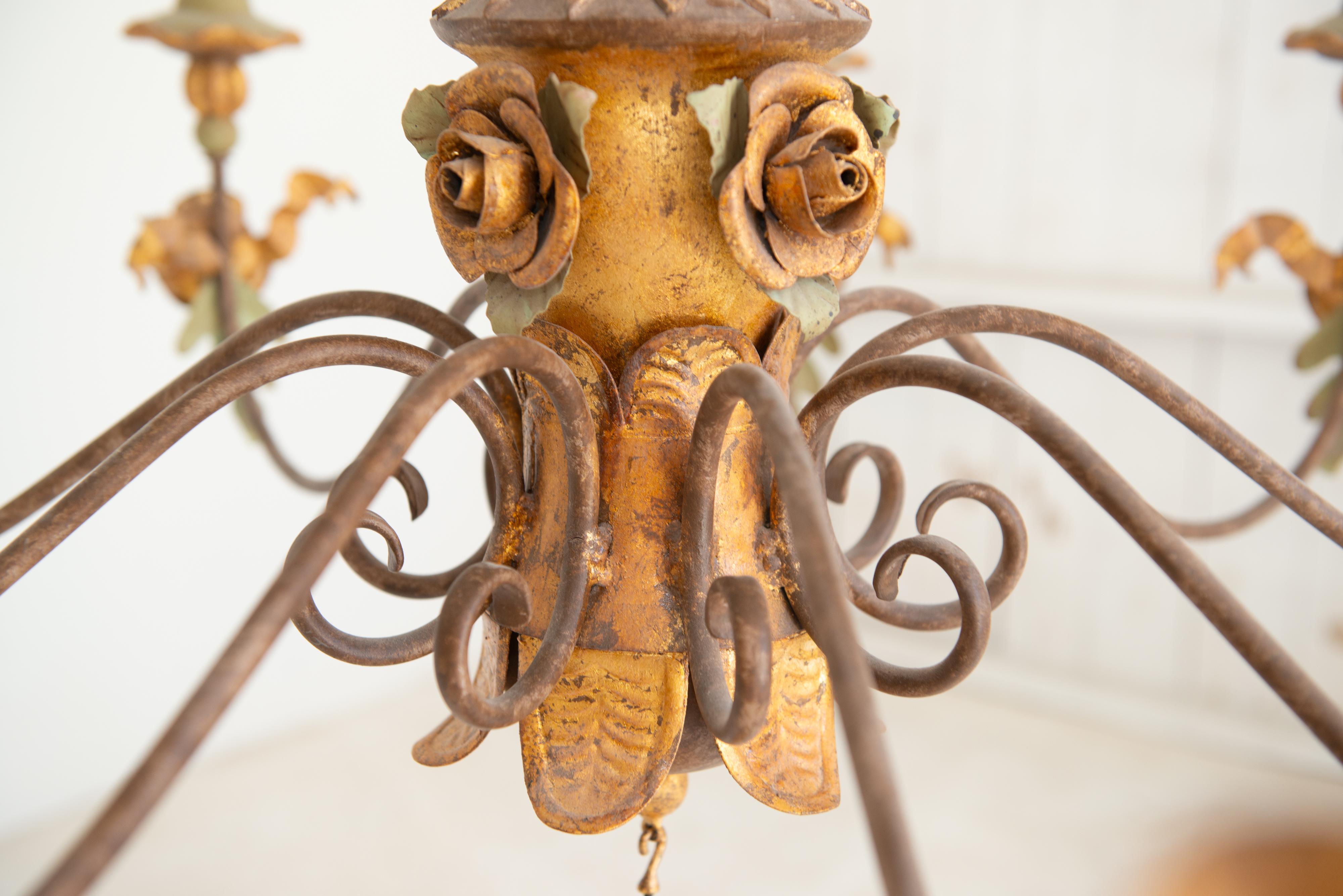 Grande lampadario barocco italiano a più livelli in legno dorato e ferro battuto in vendita 1