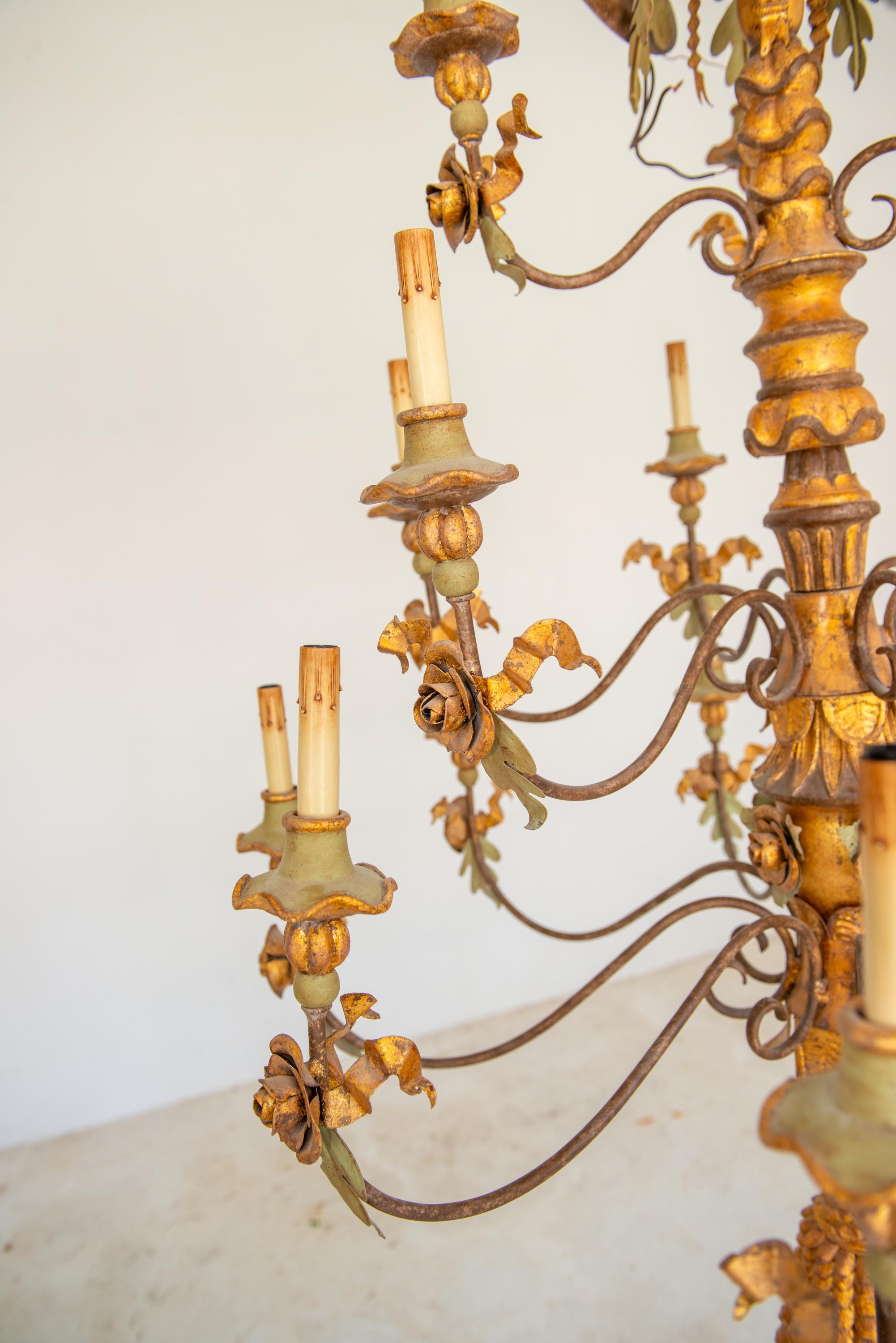 Grande lampadario barocco italiano a più livelli in legno dorato e ferro battuto in vendita 2