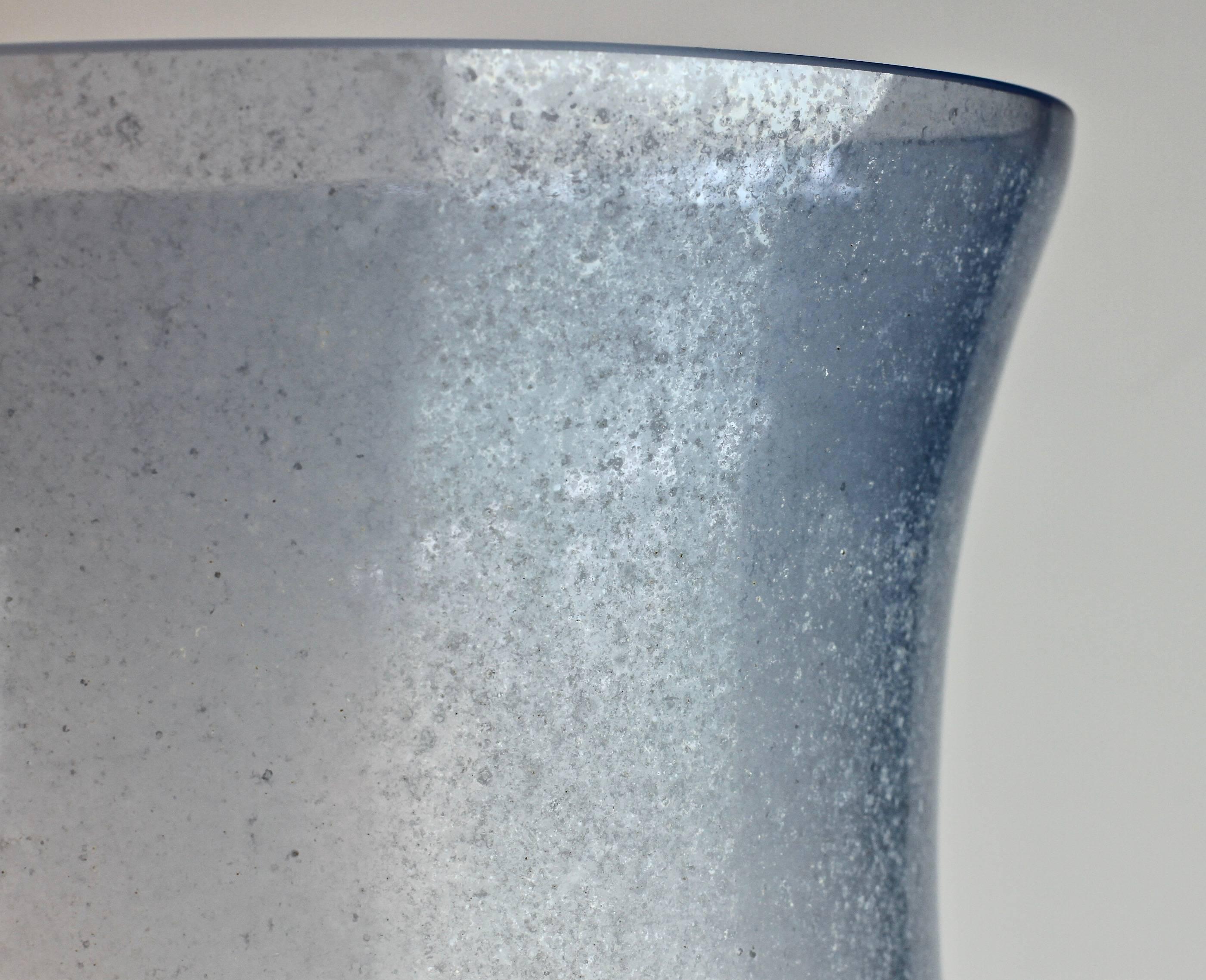 20ième siècle Vase Centre de table en verre de Murano signé Cenedese bleu 'Corroso' Monumental en vente