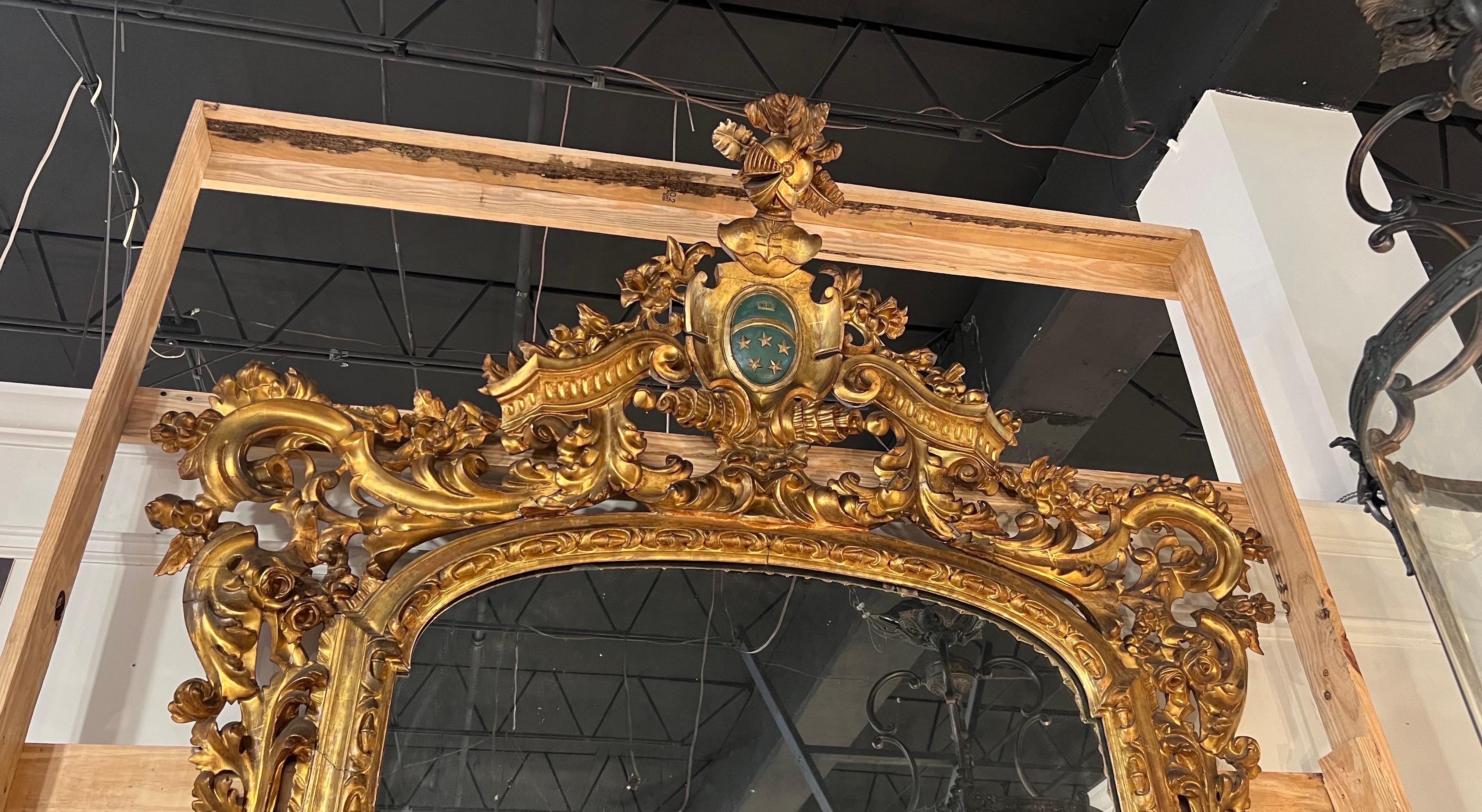 Monumental 18th-19th century Giltwood mirror with coat of arms  In Good Condition For Sale In Charleston, SC