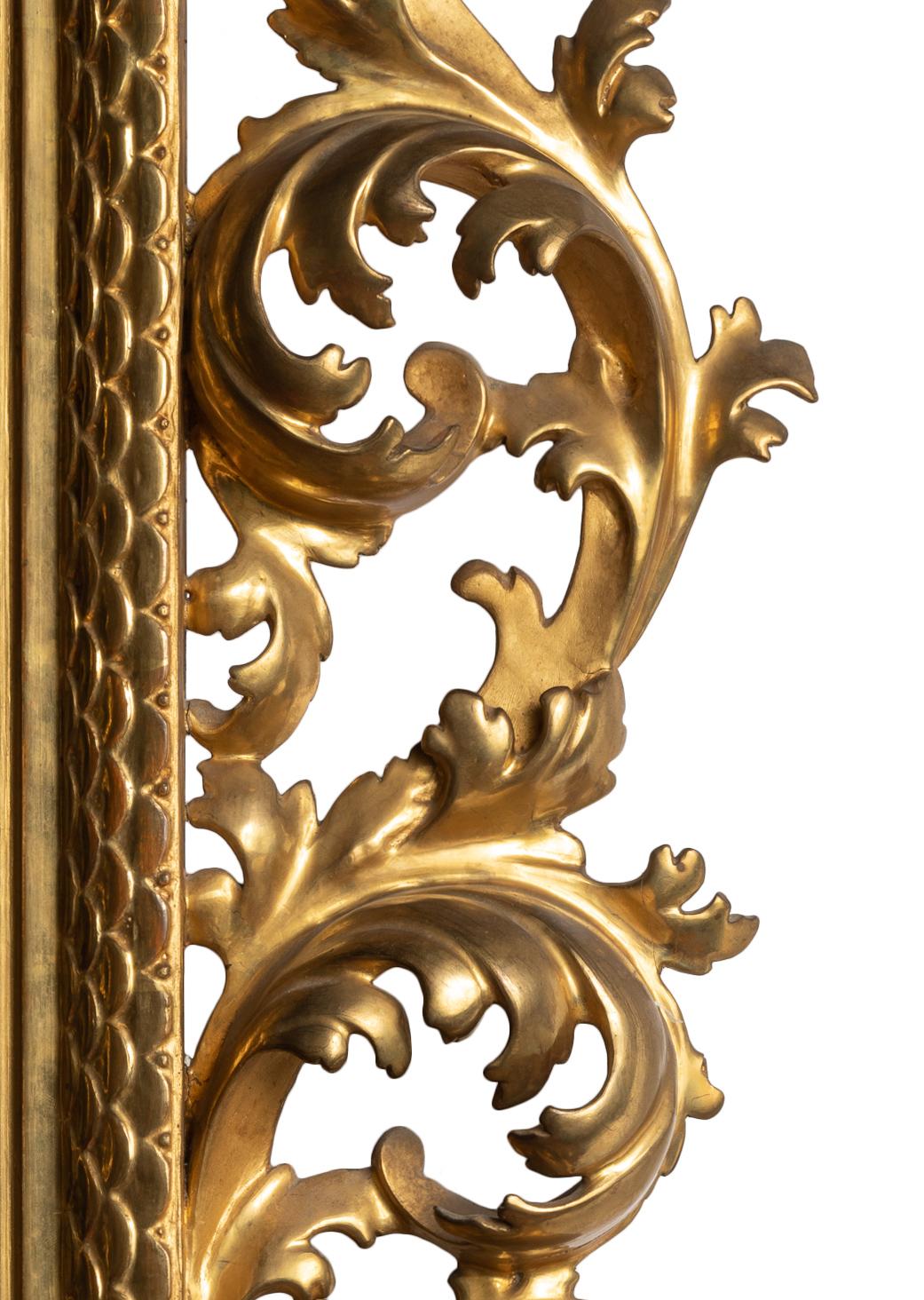 Dramatischer, monumentaler Florentiner Rokoko-Spiegel aus vergoldetem Holz mit passendem Pflanzgefäß  (18. Jahrhundert und früher) im Angebot