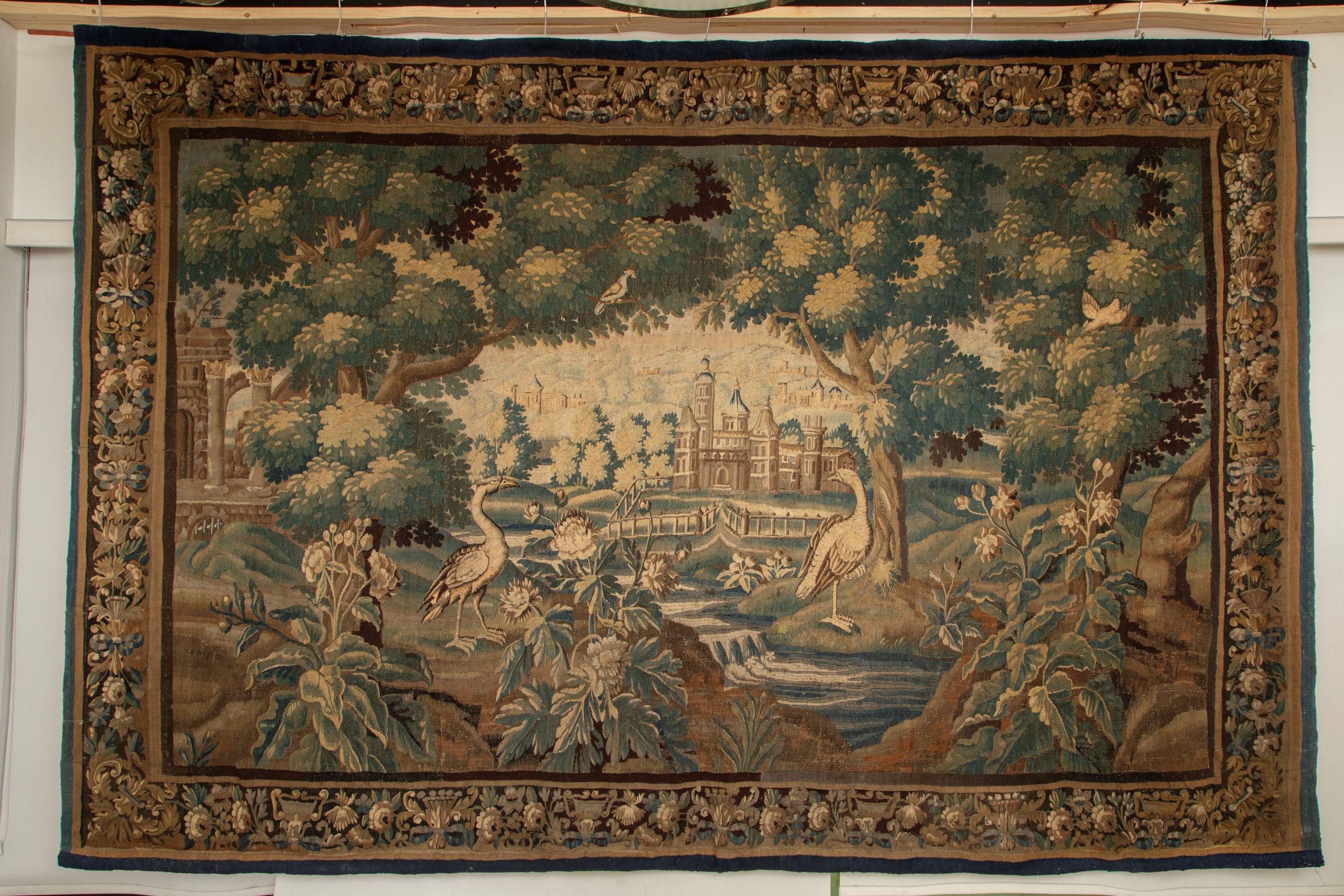 Monumentaler Aubusson Verdure-Wandteppich aus dem 18. Jahrhundert

Von der historischen Residenz Chateau de Nernier, die auf der französischen Seite des Genfer Sees liegt:
 Ein prächtiger französischer Wandteppich aus Wolle und Seide, der in den
