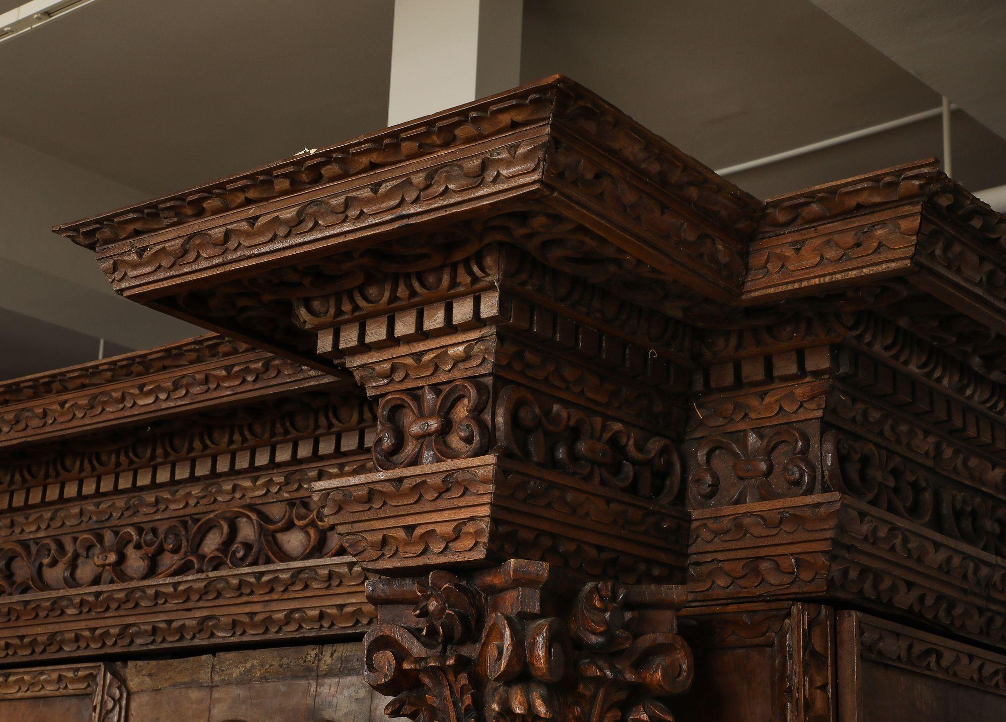 Monumentaler italienischer Barockschrank aus Nussbaum des 18. im Angebot 5