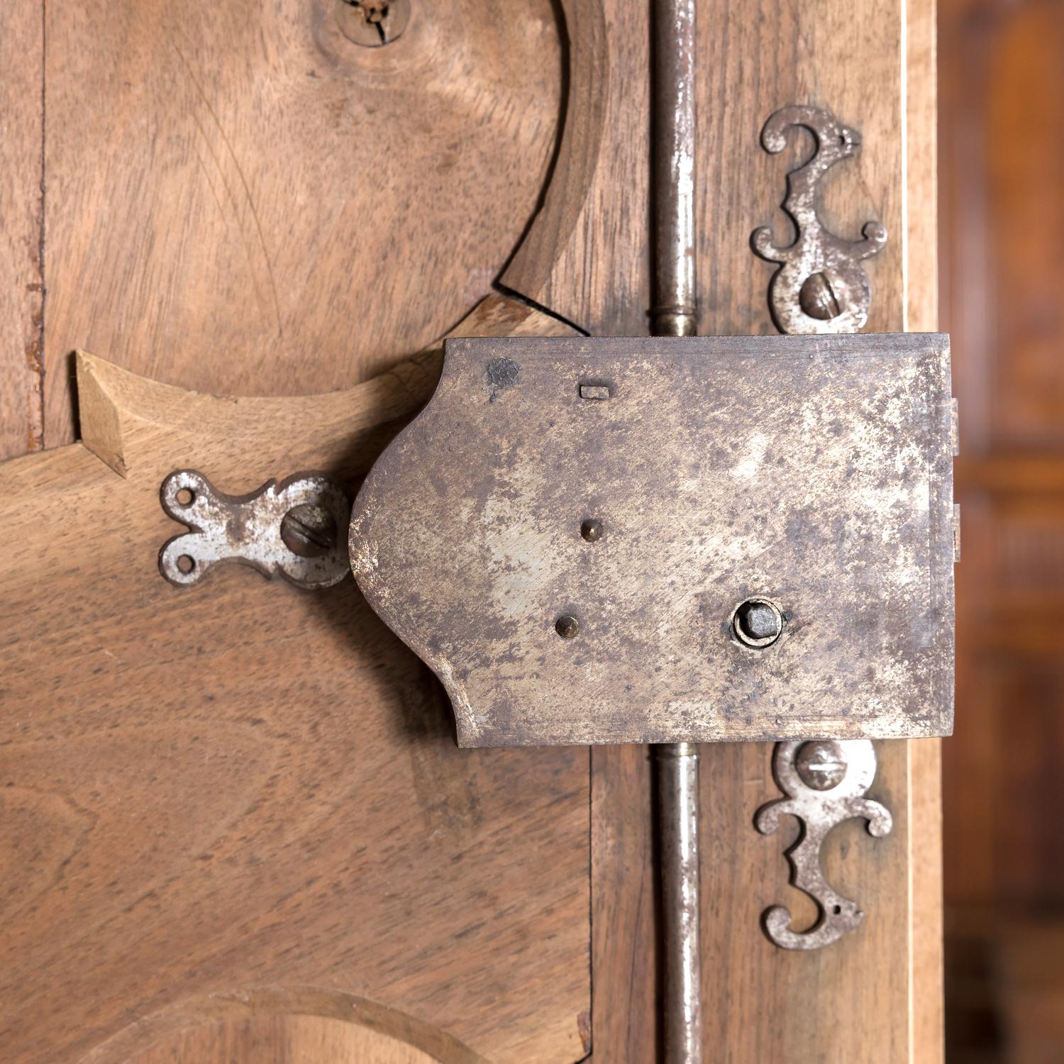 Monumentaler französischer Lyonnaise-Schrank aus gebleichtem Nussbaumholz aus der Louis XV.-Periode des 18. Jahrhunderts (Eisen) im Angebot