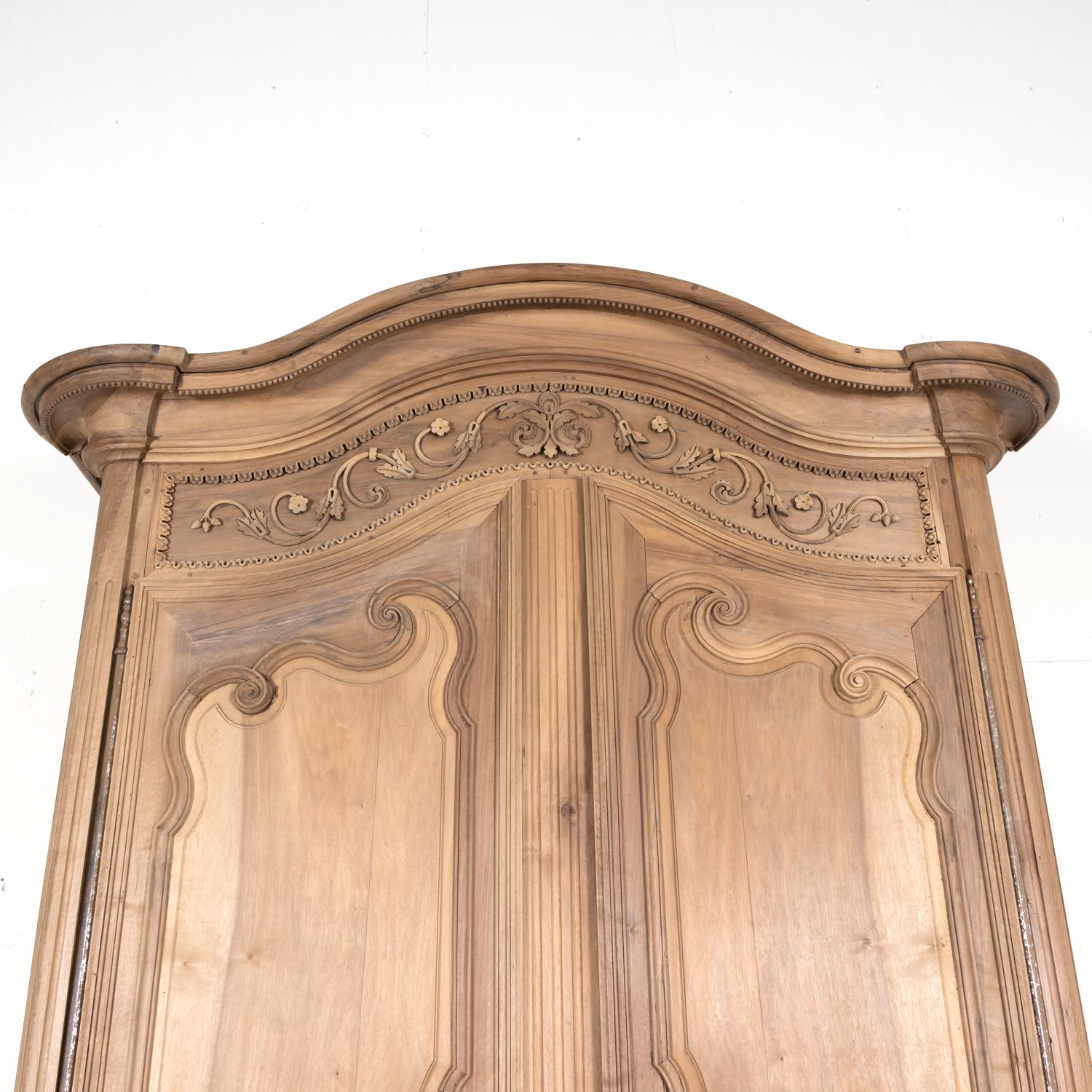 Milieu du XVIIIe siècle Monumentale armoire lyonnaise du 18ème siècle en noyer blanchi d'époque Louis XV en vente