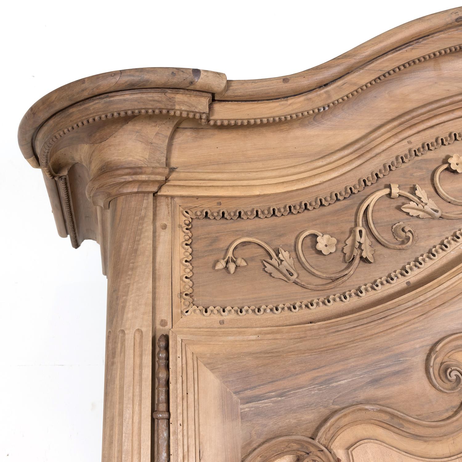 Fer Monumentale armoire lyonnaise du 18ème siècle en noyer blanchi d'époque Louis XV en vente