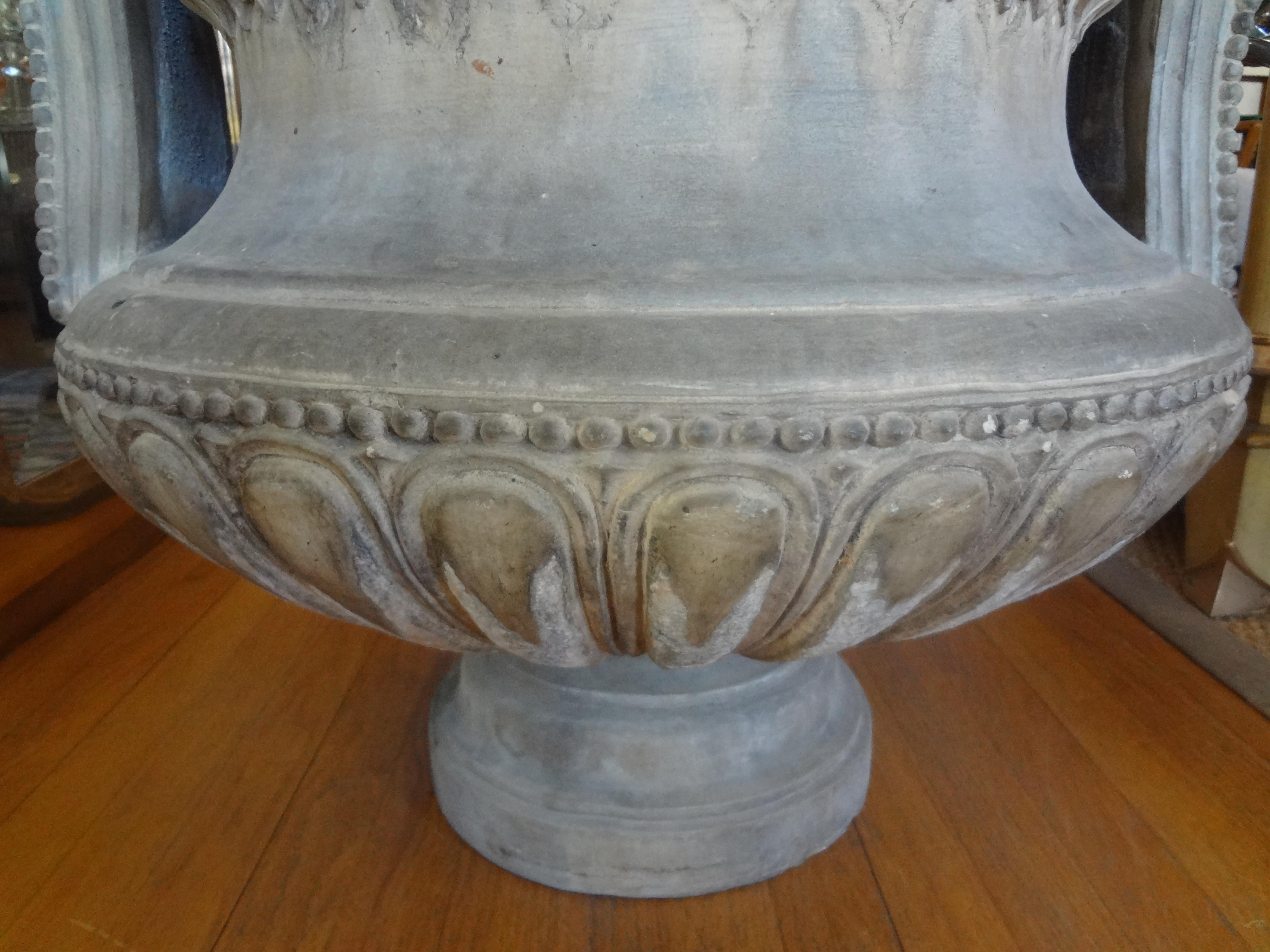 Français Monumentale urne française Louis XVI en terre cuite du 18ème siècle en vente