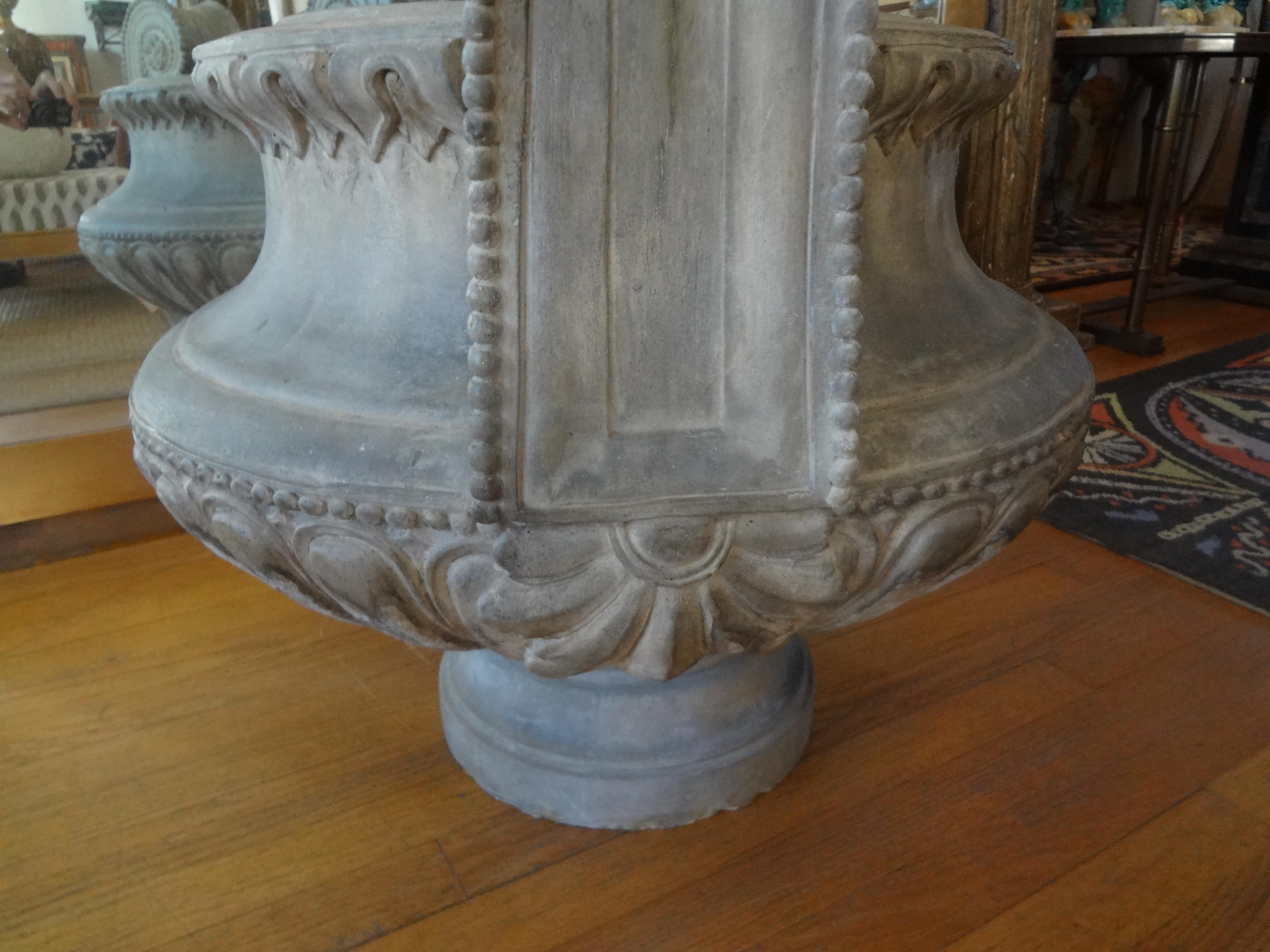 Terre cuite Monumentale urne française Louis XVI en terre cuite du 18ème siècle en vente