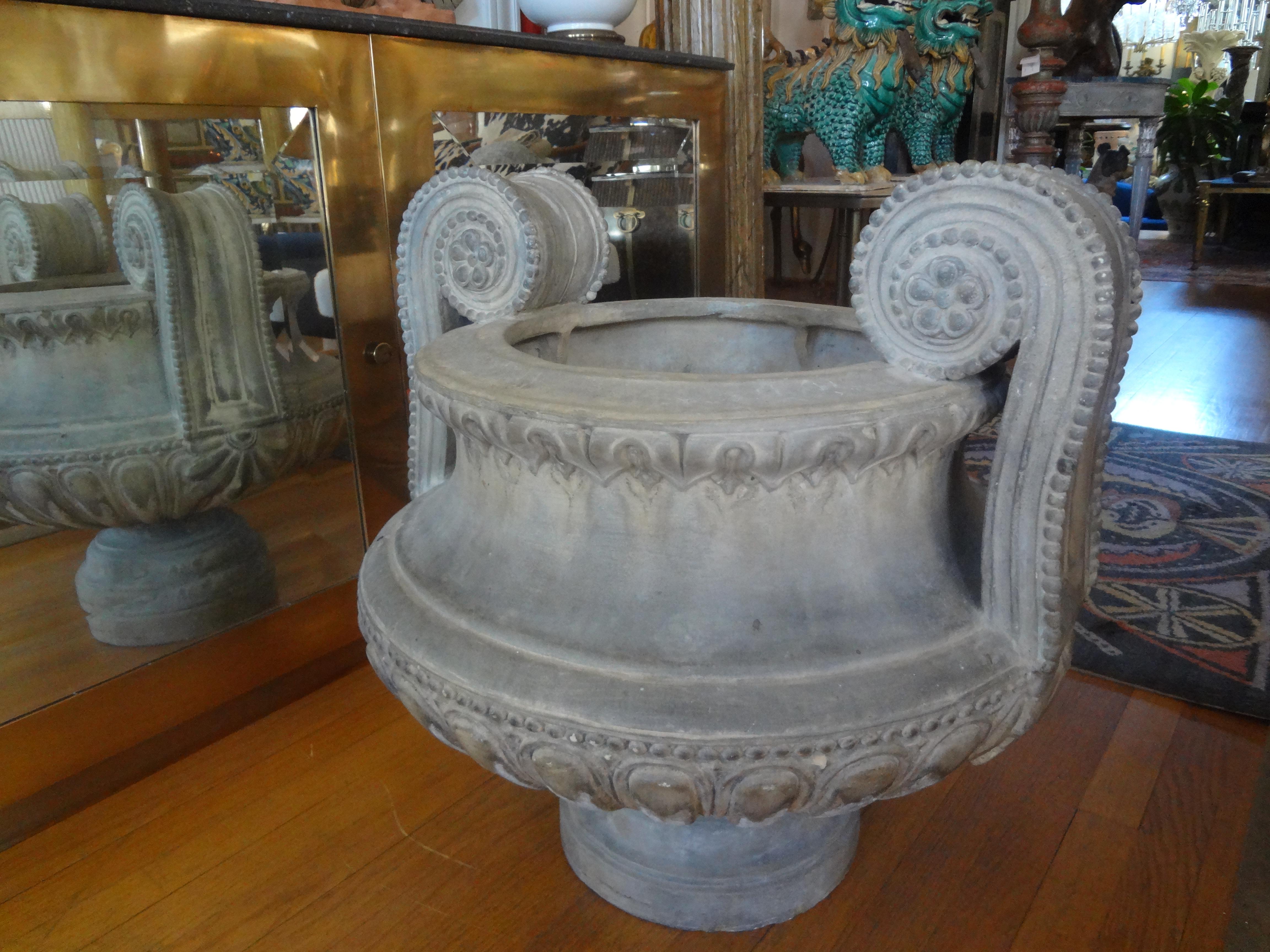 Monumentale urne française Louis XVI en terre cuite du 18ème siècle en vente 1