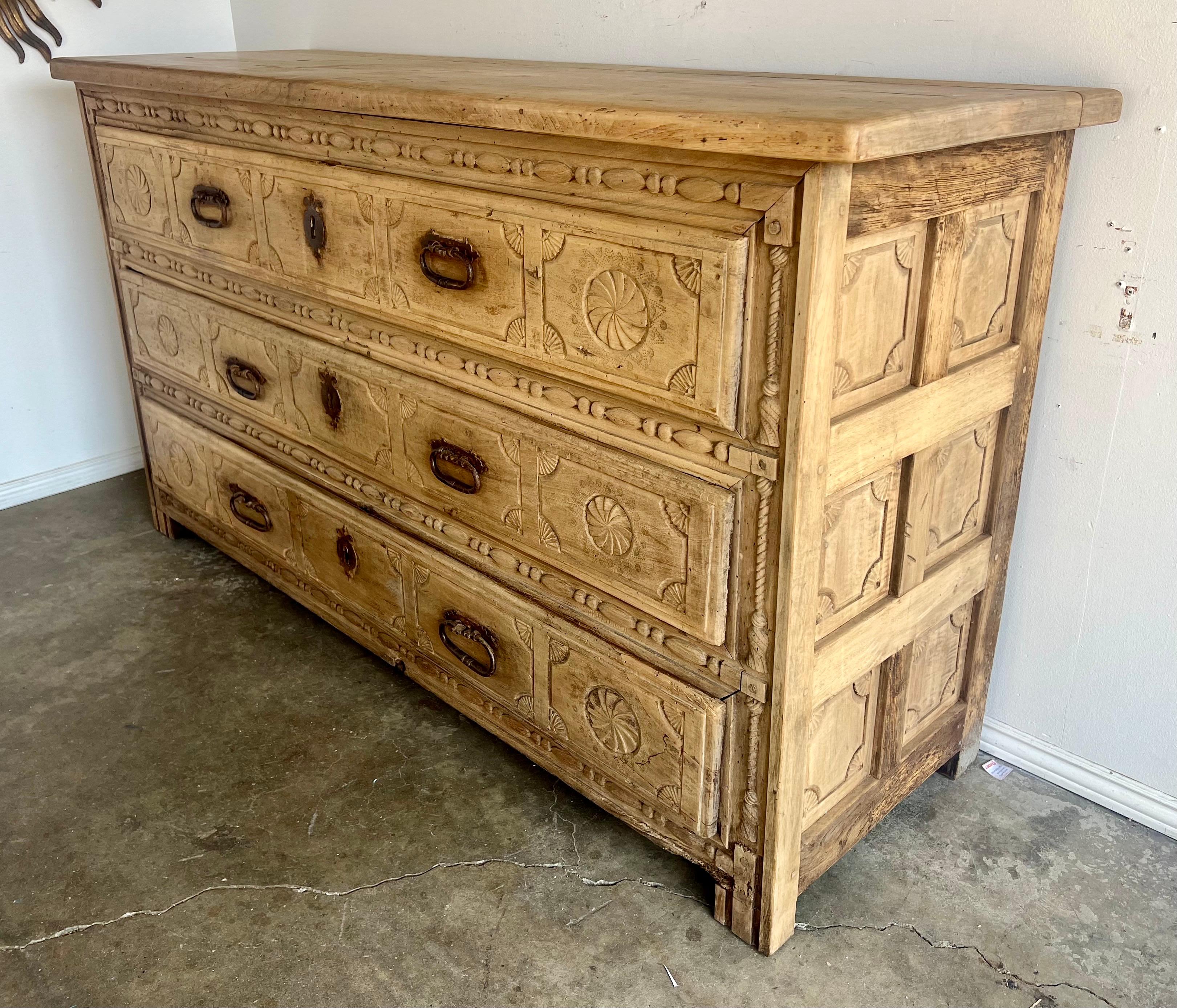 Monumental 18th Century Italian 3-Drawer Commode In Distressed Condition For Sale In Los Angeles, CA