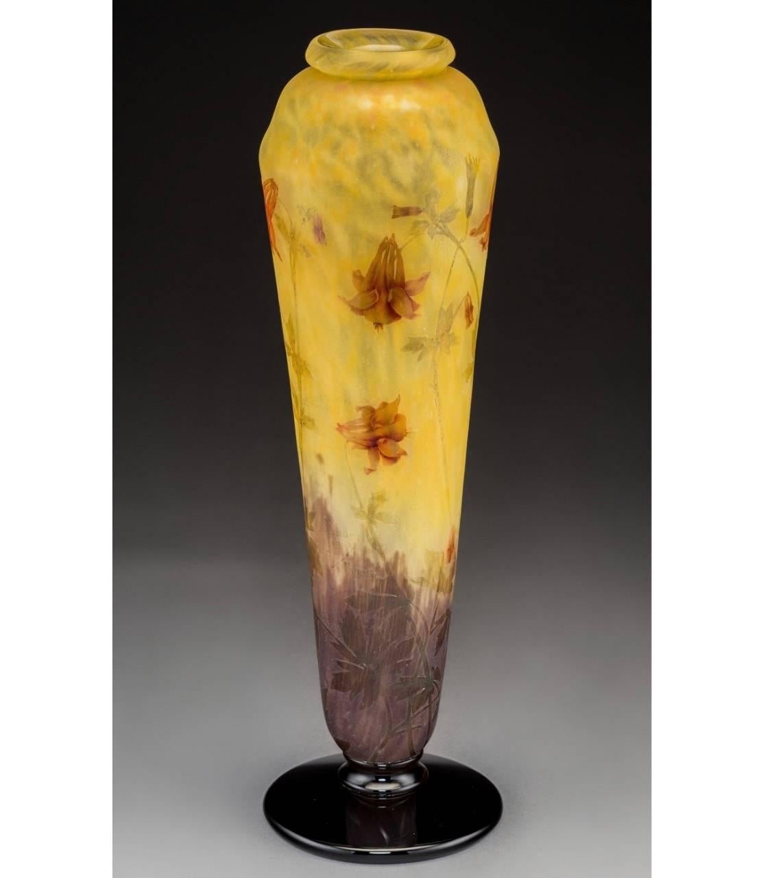 Grande vaso da piedistallo con fiori di aquilegia in vetro smaltato di Daum nancy. Vetro giallo variegato con fiori rossi smaltati, circa 1900. 

Firmato in cammeo daum Nancy con croce di Lorena 

Altezza: 18-3/4 pollici.

Provenienza: Heritage