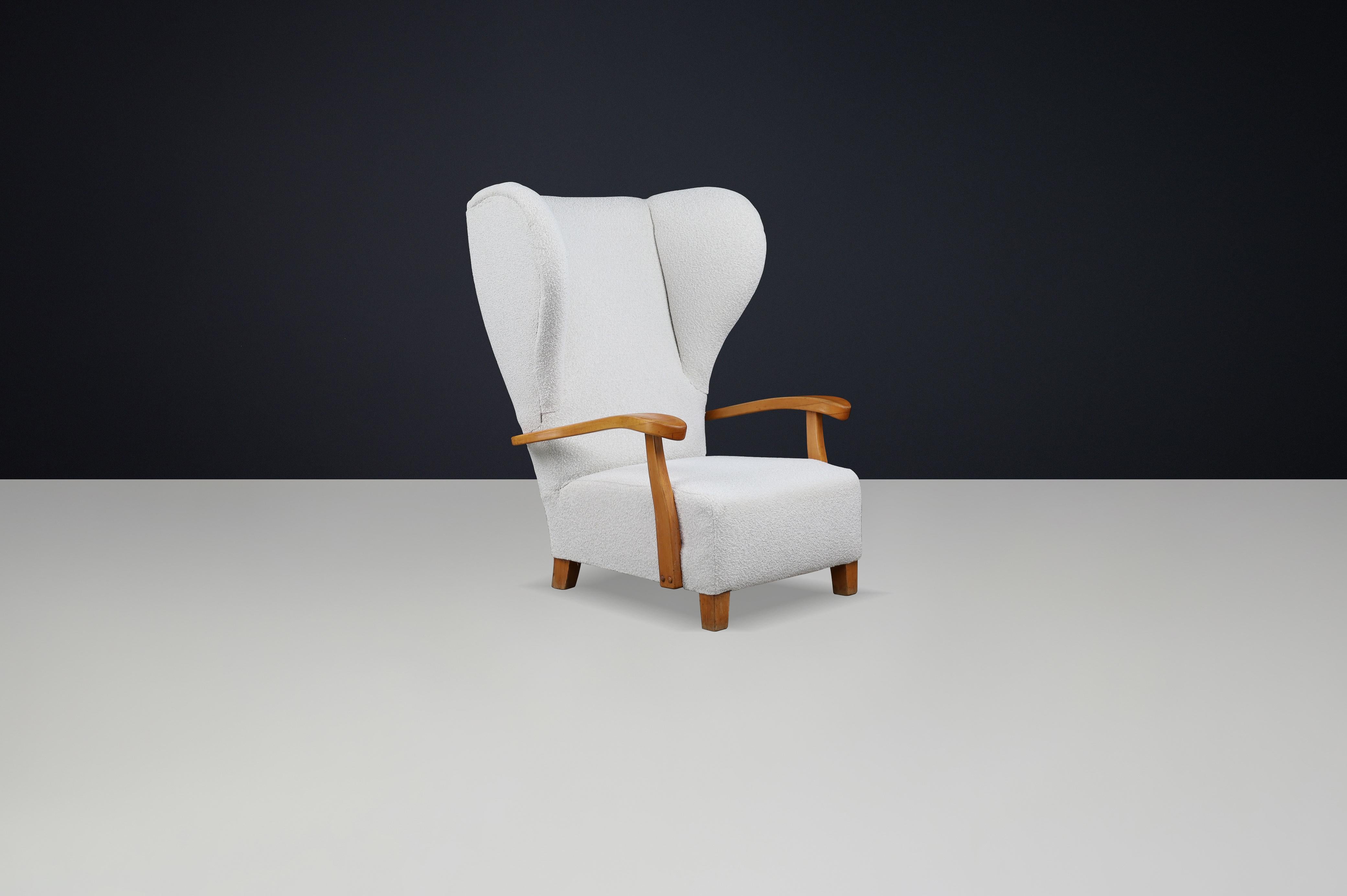 Monumentale poltrona Wingback francese degli anni '30 in Bouclé avorio con struttura in noce scolpito.

Un esempio audace ed eccezionale di design francese degli anni '30, questa monumentale poltrona wingback cattura l'eleganza e l'artigianato