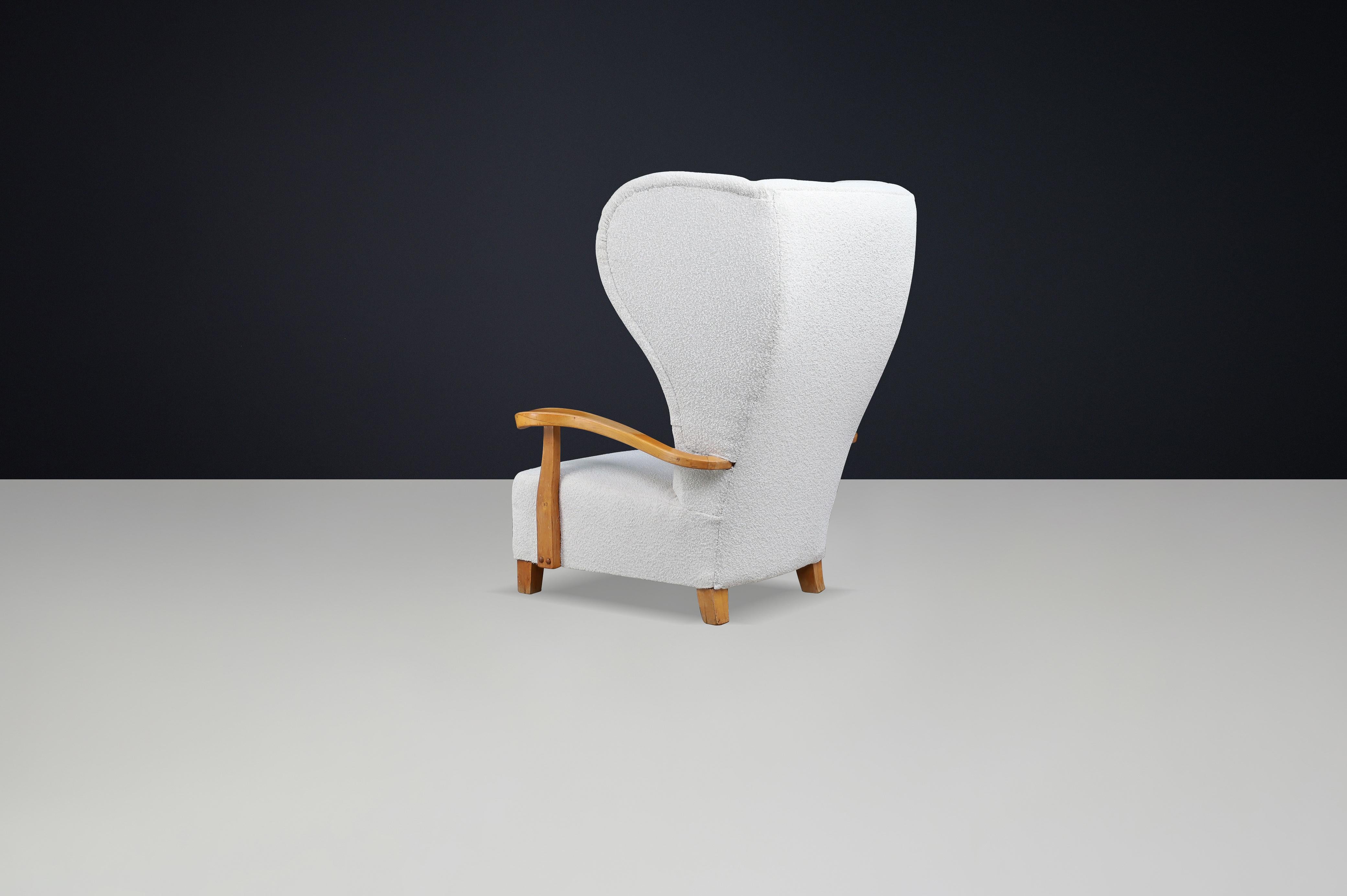 Francese Monumentale poltrona Wingback francese degli anni '30 in Bouclé avorio con struttura scolpita in vendita