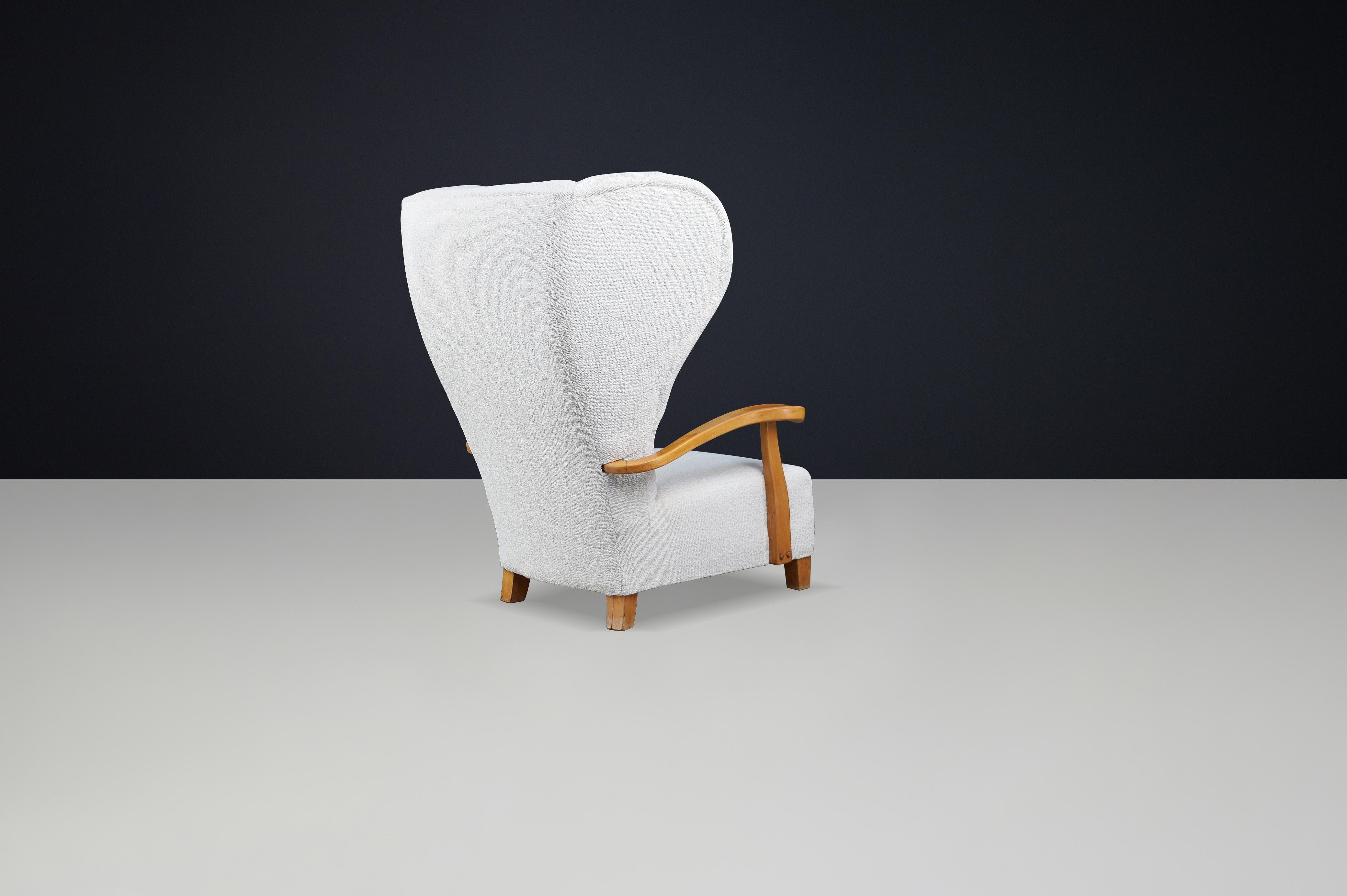 Monumentale poltrona Wingback francese degli anni '30 in Bouclé avorio con struttura scolpita In condizioni buone in vendita a Almelo, NL