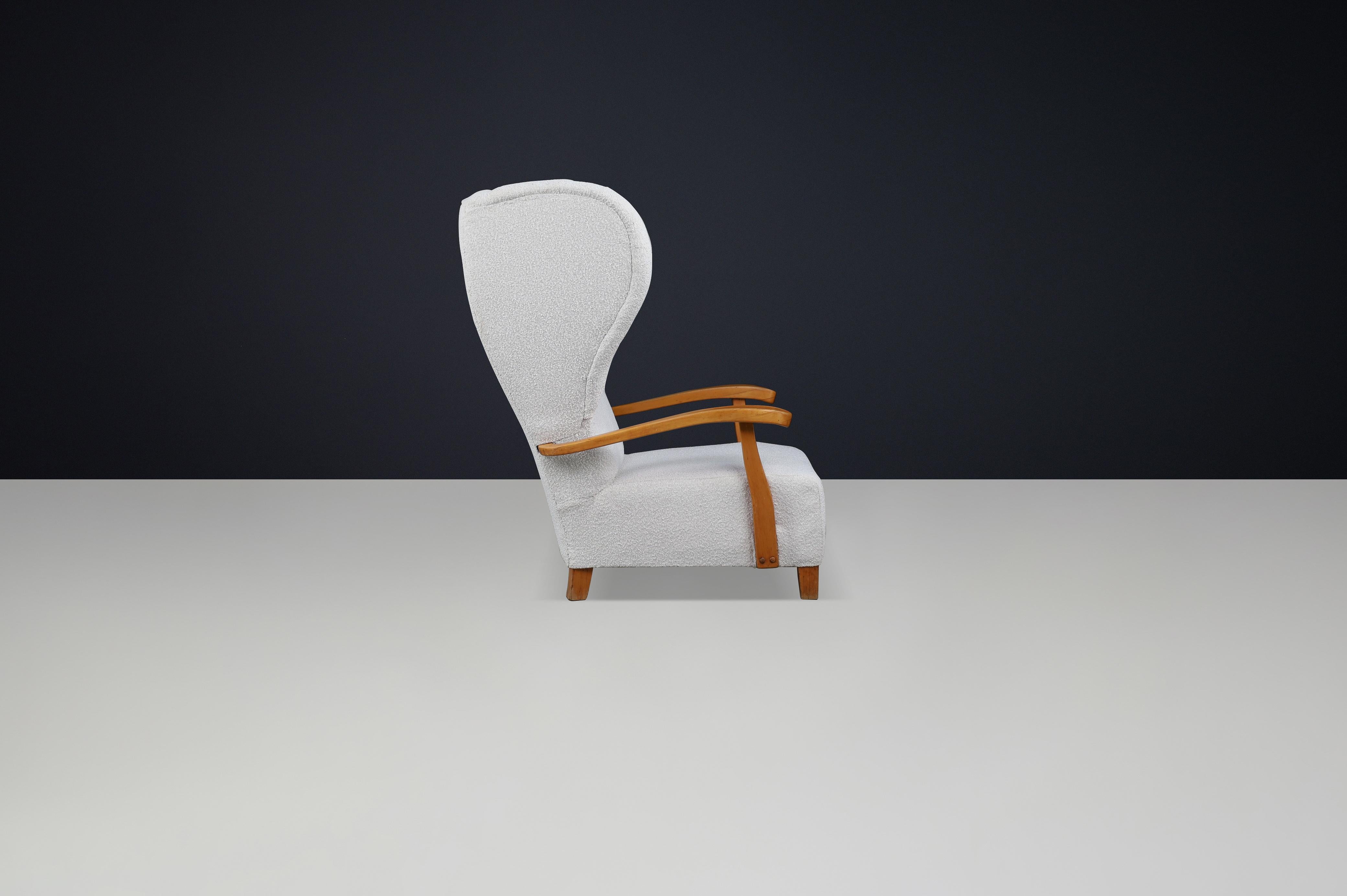 XX secolo Monumentale poltrona Wingback francese degli anni '30 in Bouclé avorio con struttura scolpita in vendita
