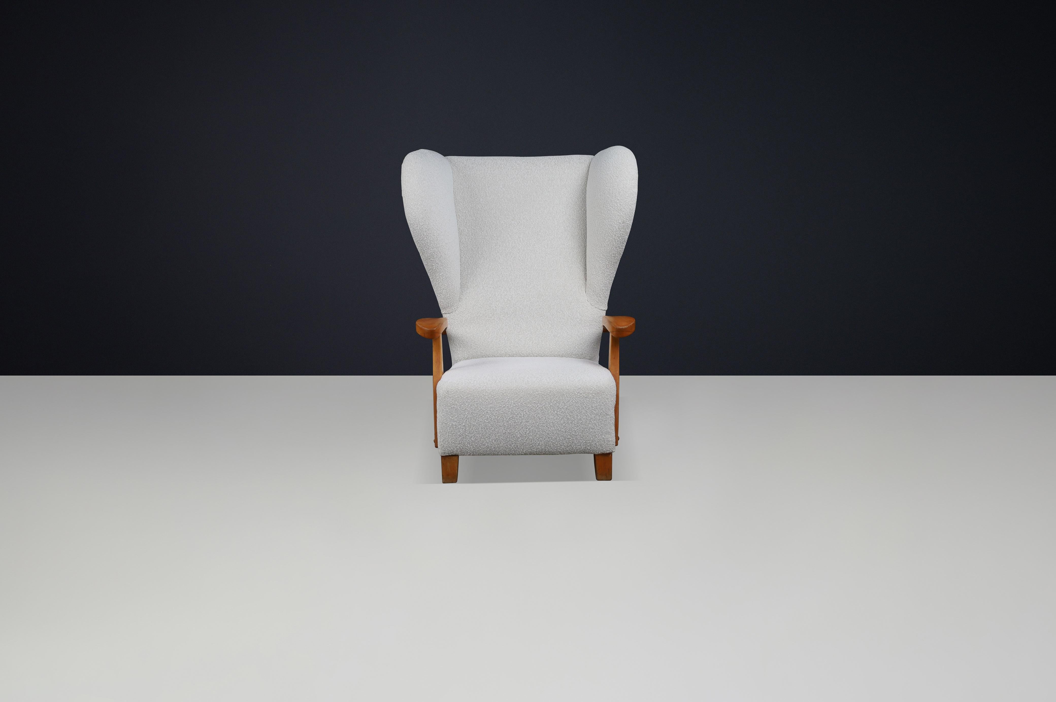 Noce Monumentale poltrona Wingback francese degli anni '30 in Bouclé avorio con struttura scolpita in vendita