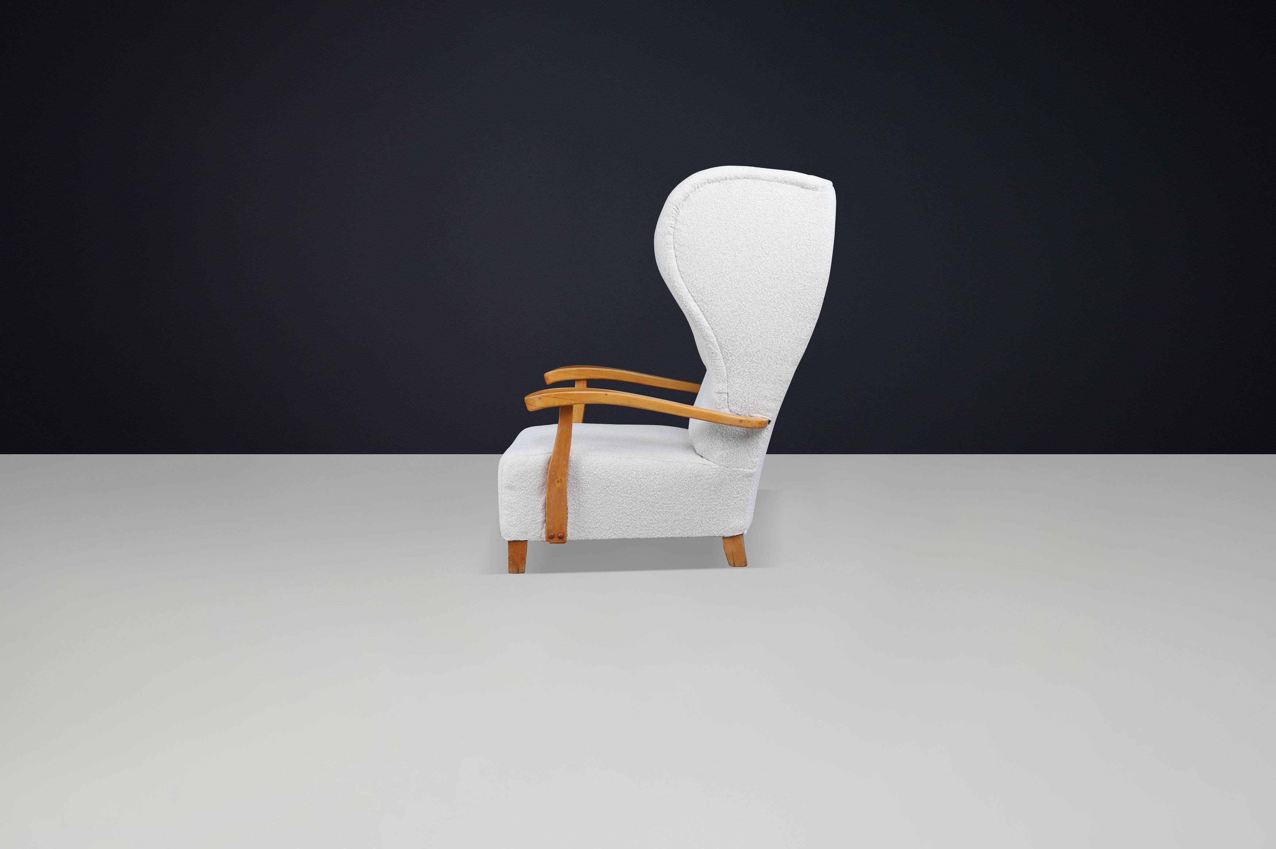 Monumentale poltrona Wingback francese degli anni '30 in Bouclé avorio con struttura scolpita in vendita 1