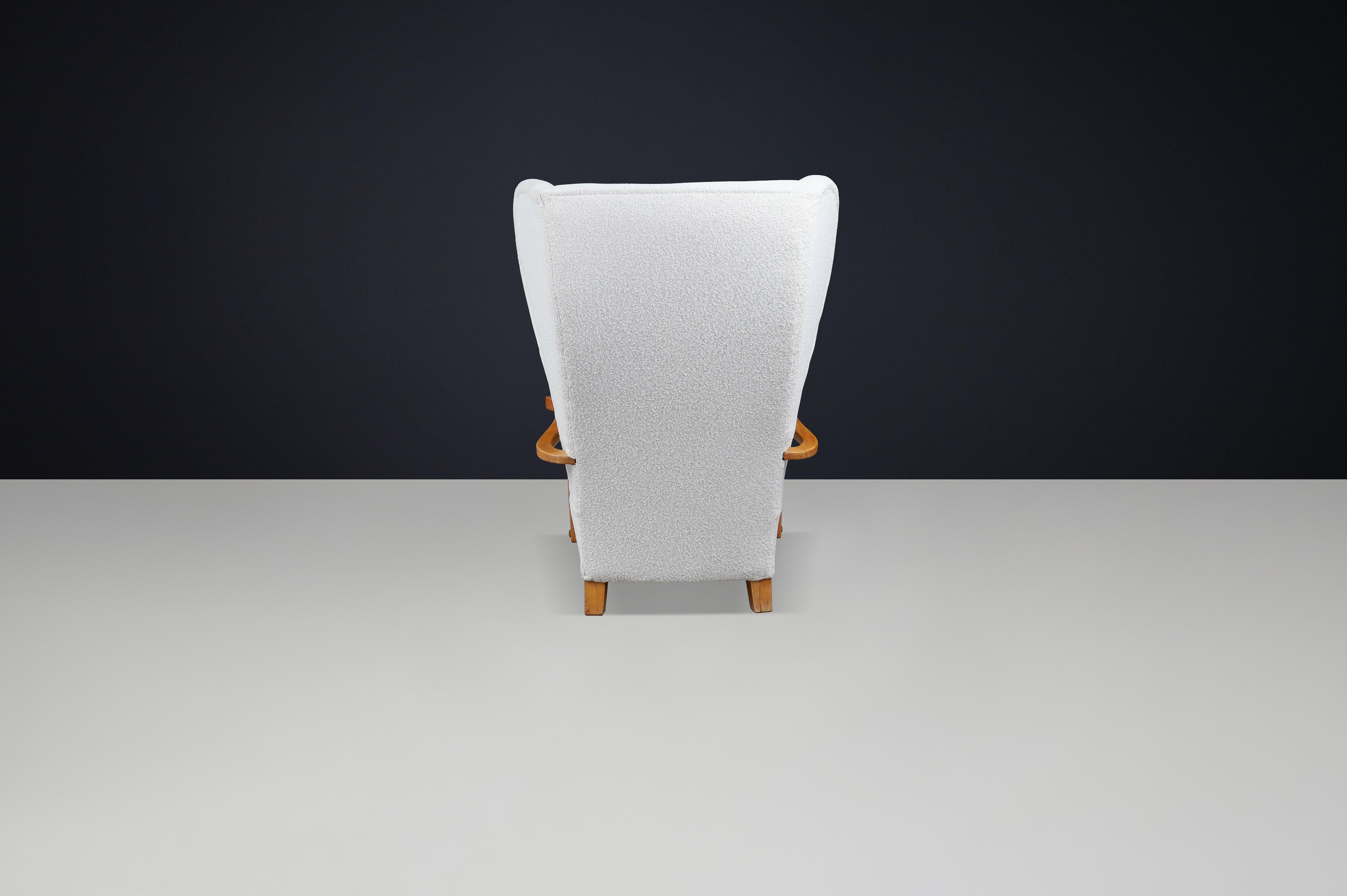 Monumentale poltrona Wingback francese degli anni '30 in Bouclé avorio con struttura scolpita in vendita 2
