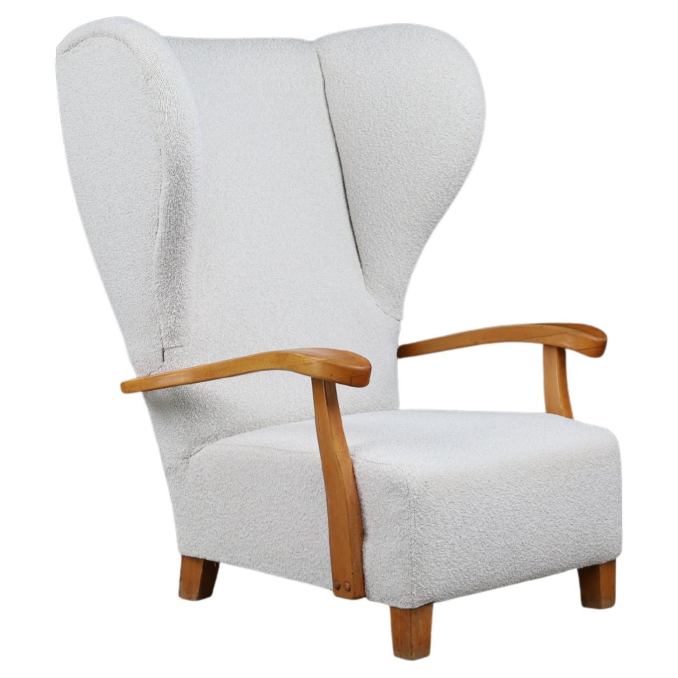 Monumentale poltrona Wingback francese degli anni '30 in Bouclé avorio con struttura scolpita in vendita