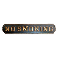 Panneau monumental d'interdiction de fumer en bois des années 1930 à New York