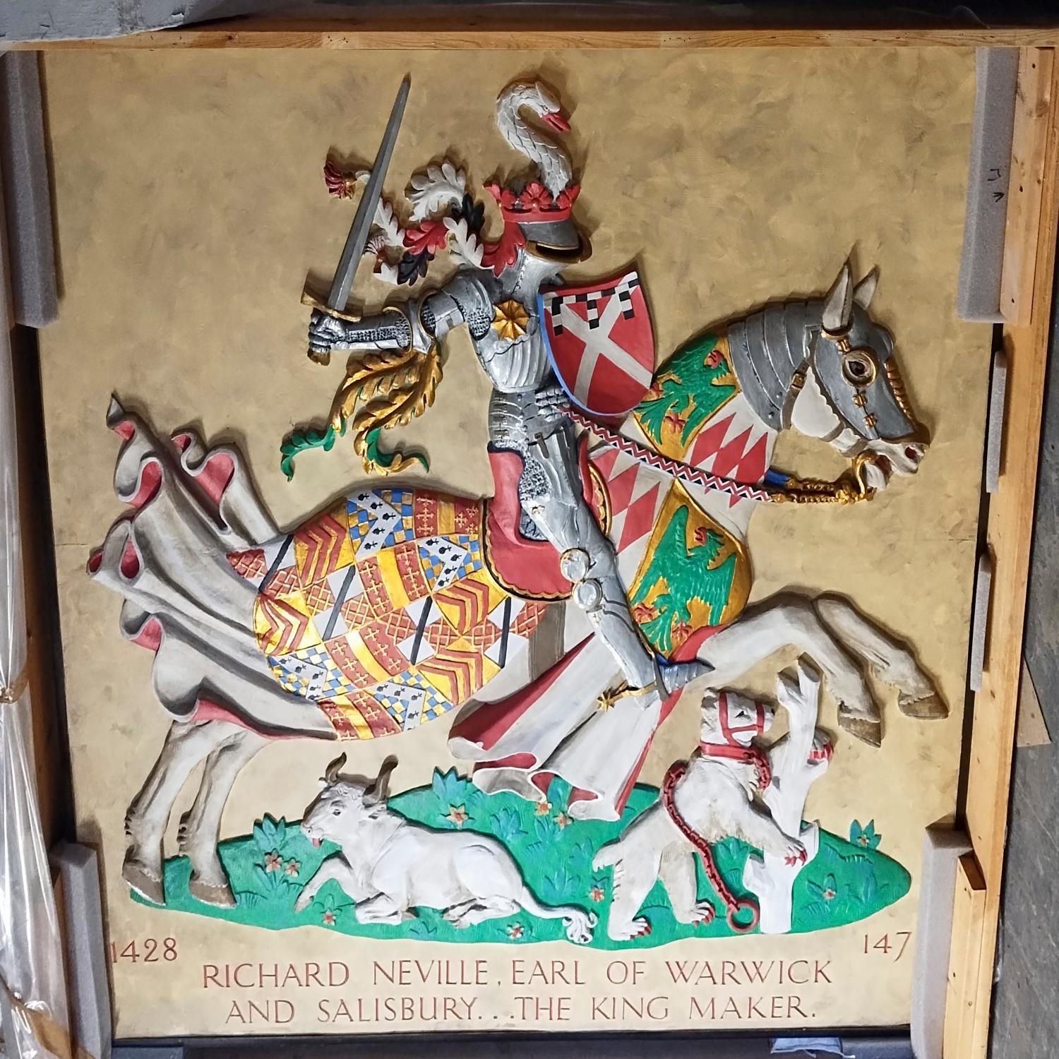 Pannello araldico monumentale dell'Esposizione Universale del 1939 di Richard Neville, Conte di Warwick. Scolpito da Gilbert Bayes (1872-1953), su disegni di Gerald Cobb. Intonaco policromo e dorato con struttura in acciaio

Questo straordinario