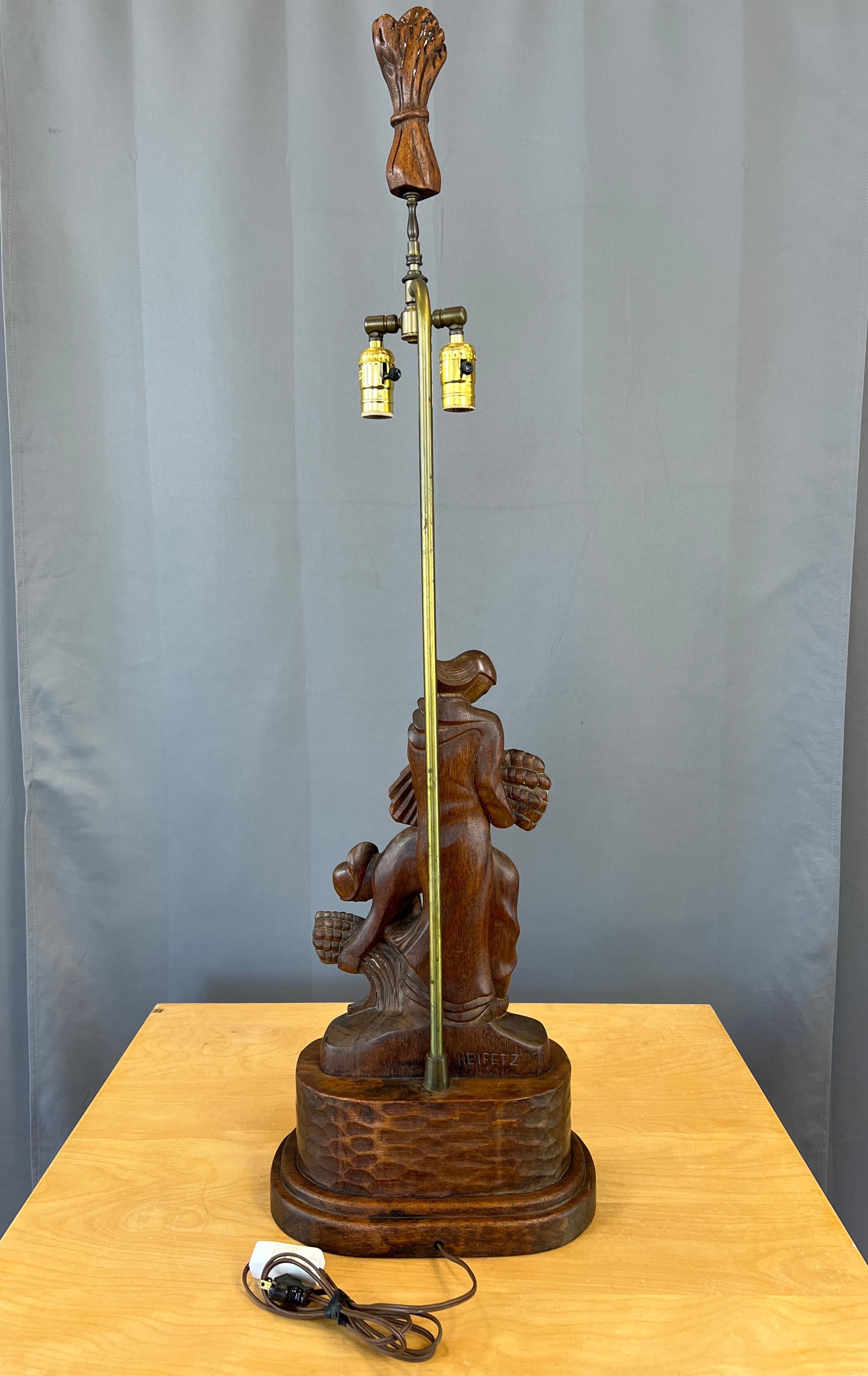 Monumentale geschnitzte Heifetz-Tischlampe aus Mahagoni aus den 1940er Jahren mit Frauen, die Weizen züchten im Angebot 4