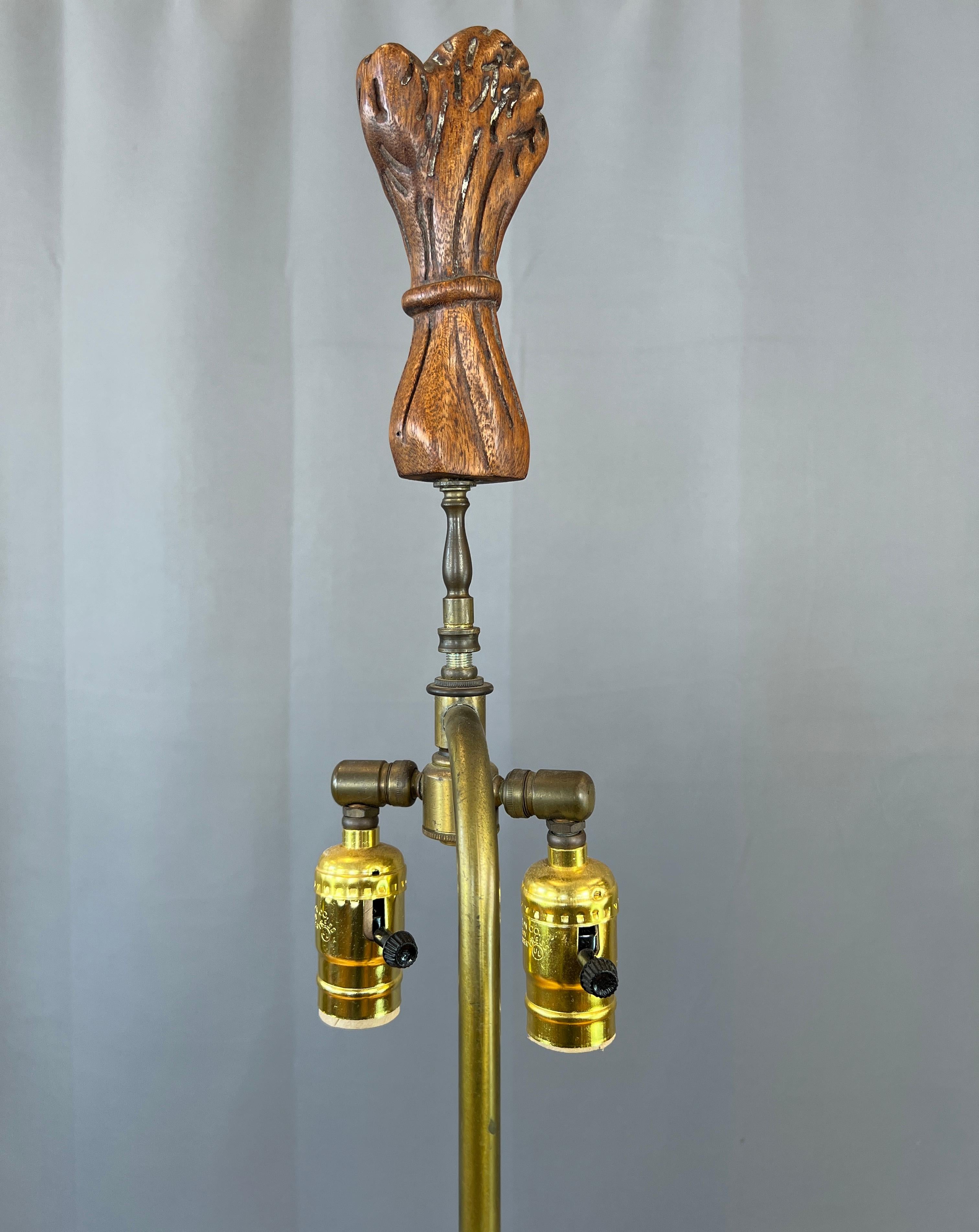 Monumentale geschnitzte Heifetz-Tischlampe aus Mahagoni aus den 1940er Jahren mit Frauen, die Weizen züchten im Angebot 5