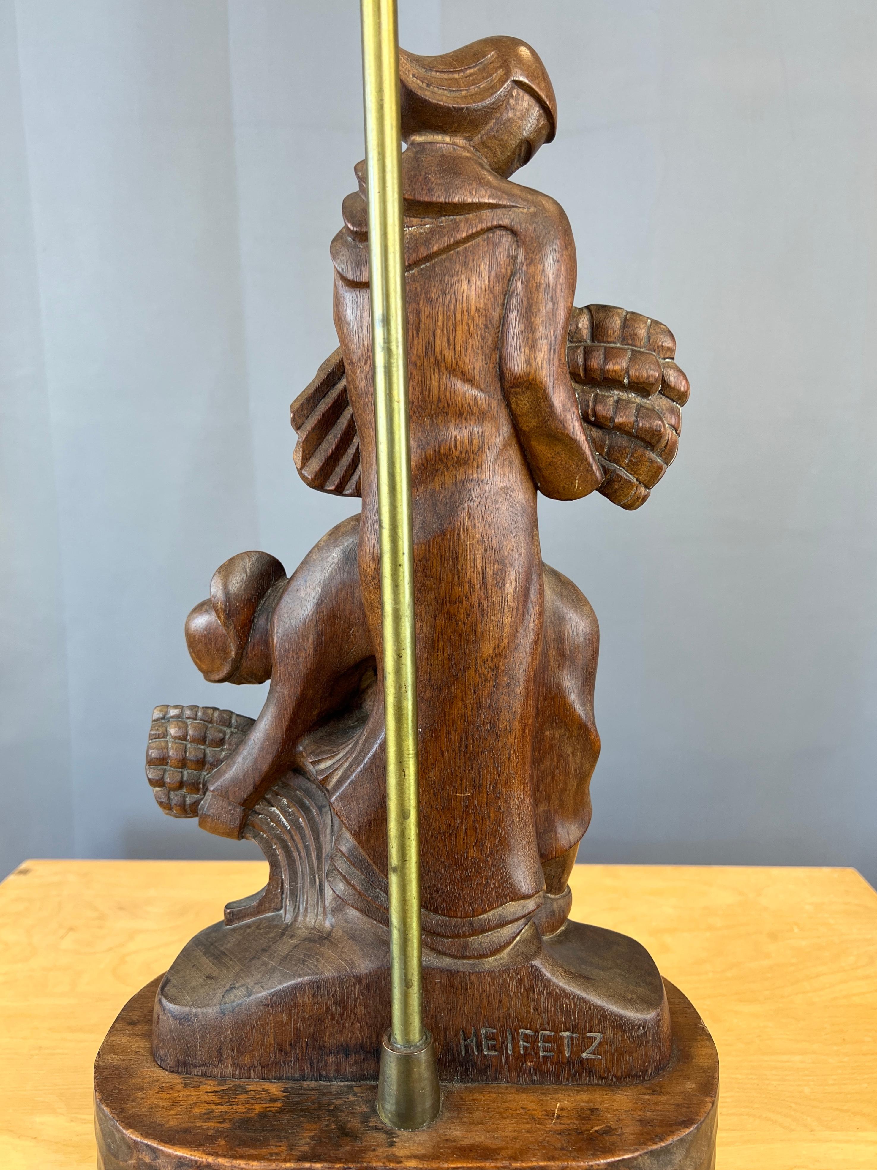 Monumentale geschnitzte Heifetz-Tischlampe aus Mahagoni aus den 1940er Jahren mit Frauen, die Weizen züchten im Angebot 7