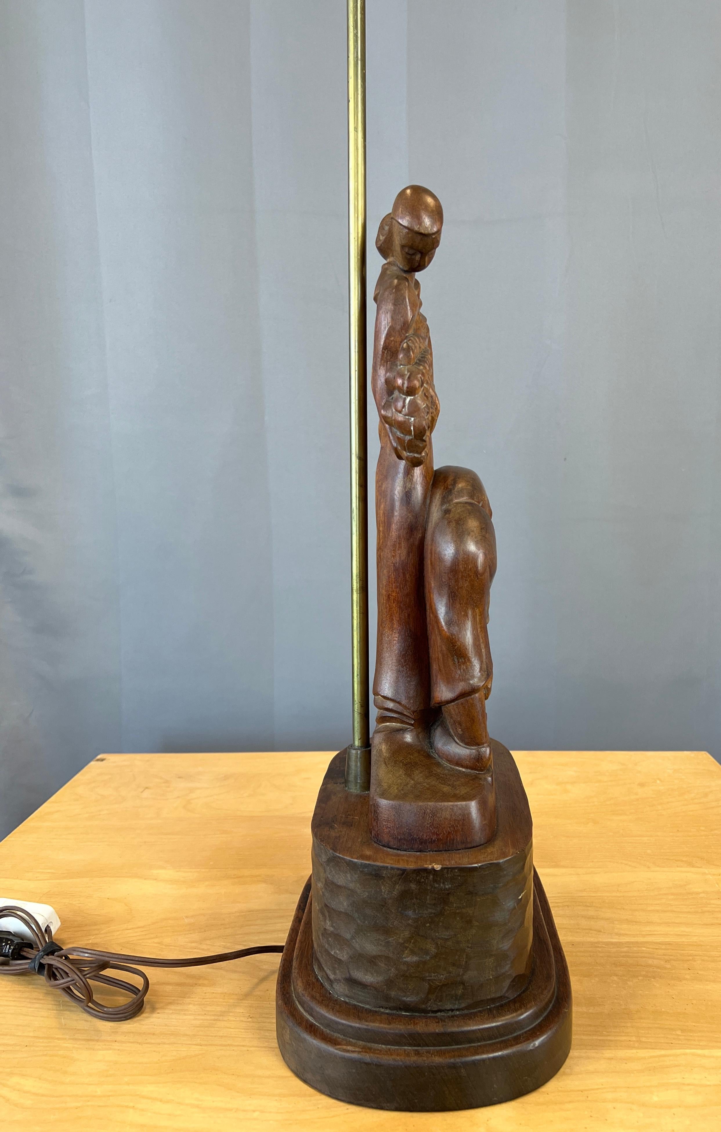 Monumentale geschnitzte Heifetz-Tischlampe aus Mahagoni aus den 1940er Jahren mit Frauen, die Weizen züchten im Angebot 8