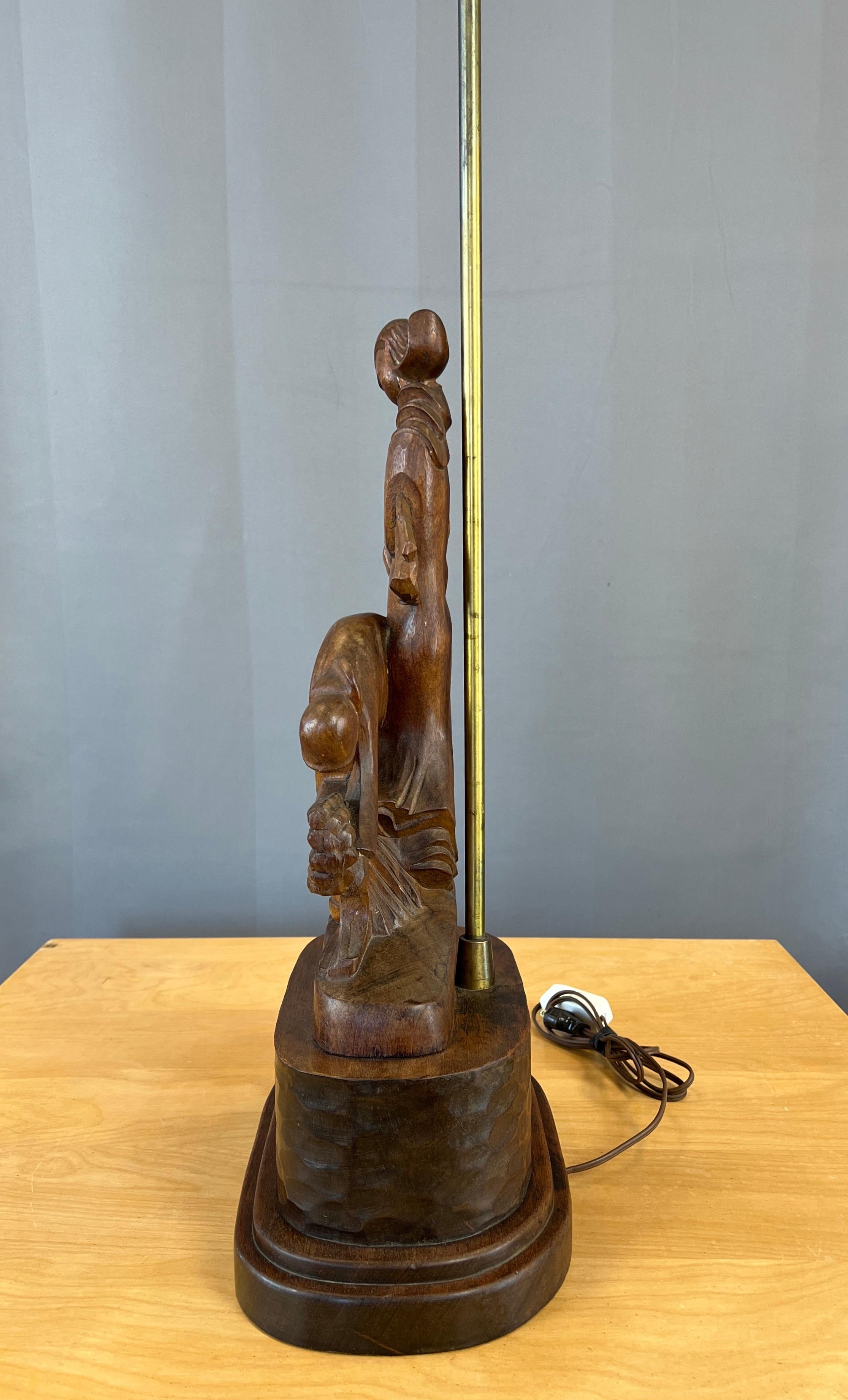 Monumentale geschnitzte Heifetz-Tischlampe aus Mahagoni aus den 1940er Jahren mit Frauen, die Weizen züchten im Angebot 9