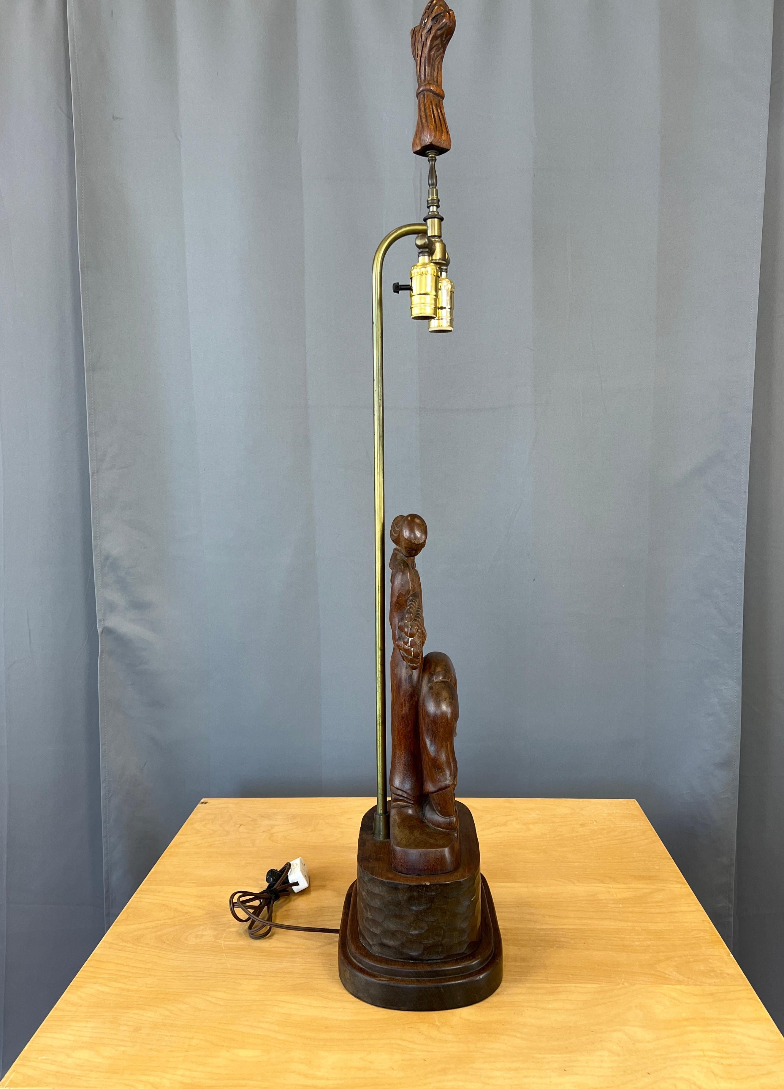 Monumentale geschnitzte Heifetz-Tischlampe aus Mahagoni aus den 1940er Jahren mit Frauen, die Weizen züchten im Angebot 3