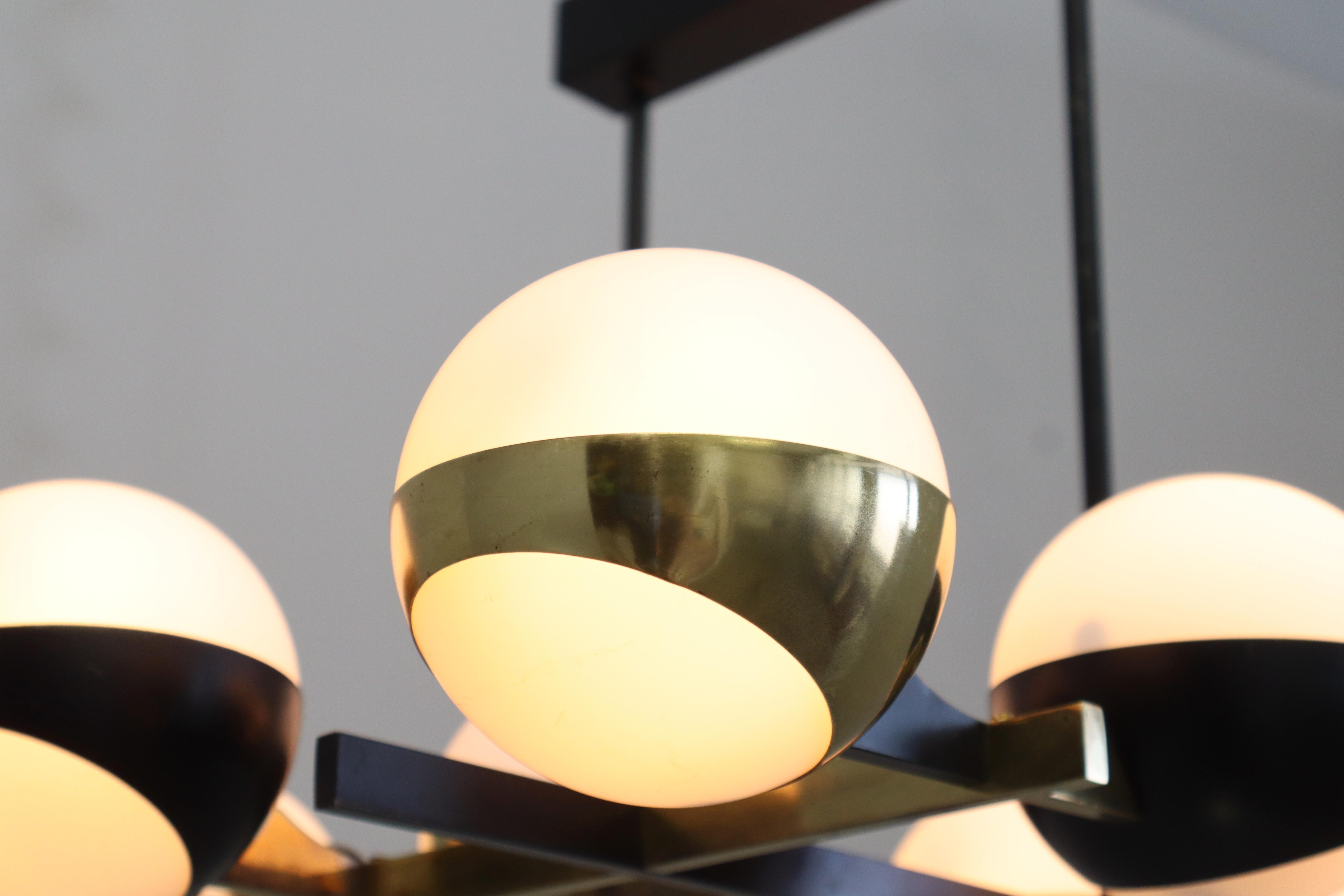 20ième siècle Lustre monumental en verre lustré et métal 12 lobés des années 1950 pour Stilnovo en vente