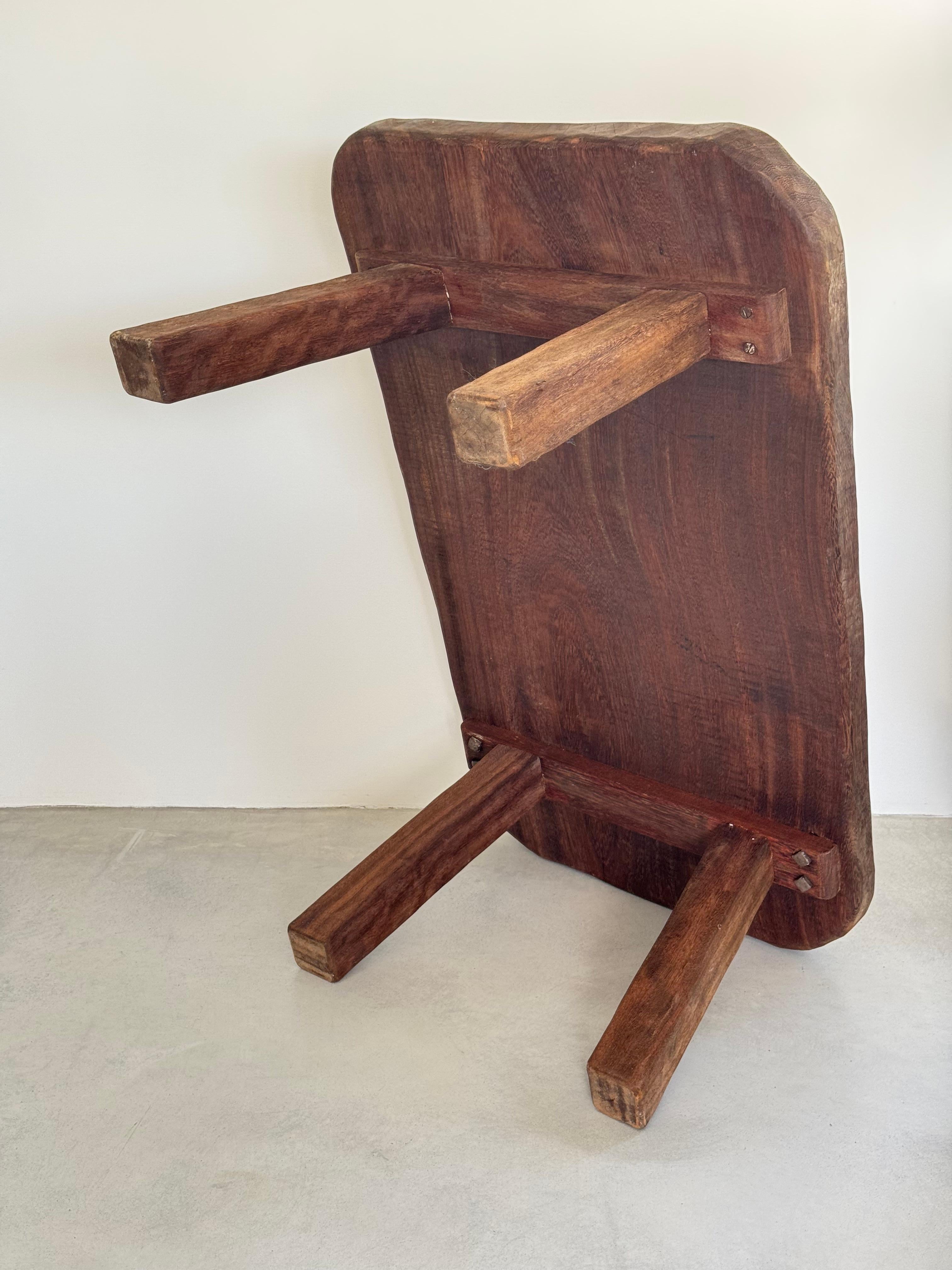 Monumentale table basse en chêne massif brutaliste des années 1950, attribuée à Jean Touret en vente 3