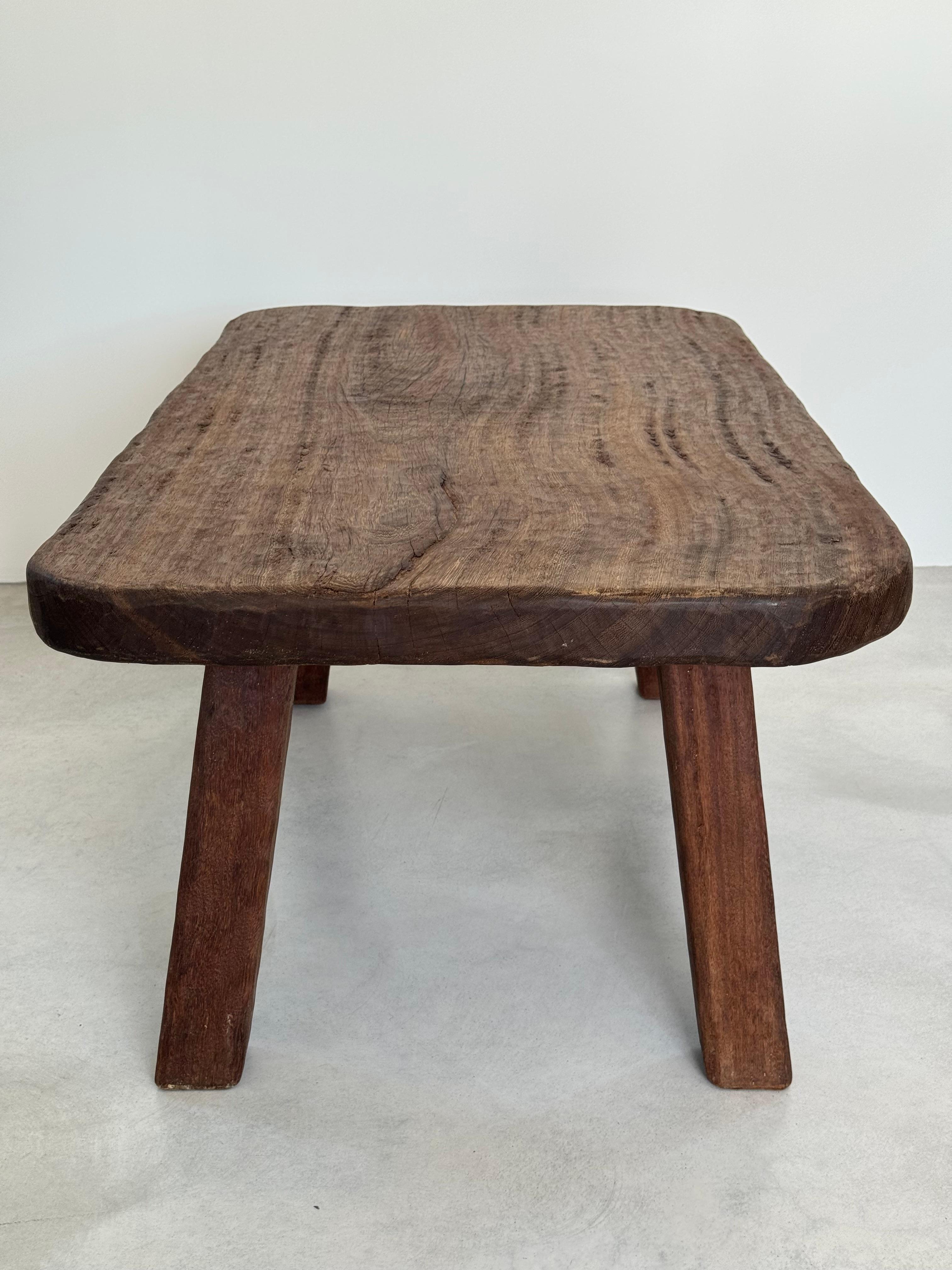 Monumentale table basse en chêne massif brutaliste des années 1950, attribuée à Jean Touret en vente 5