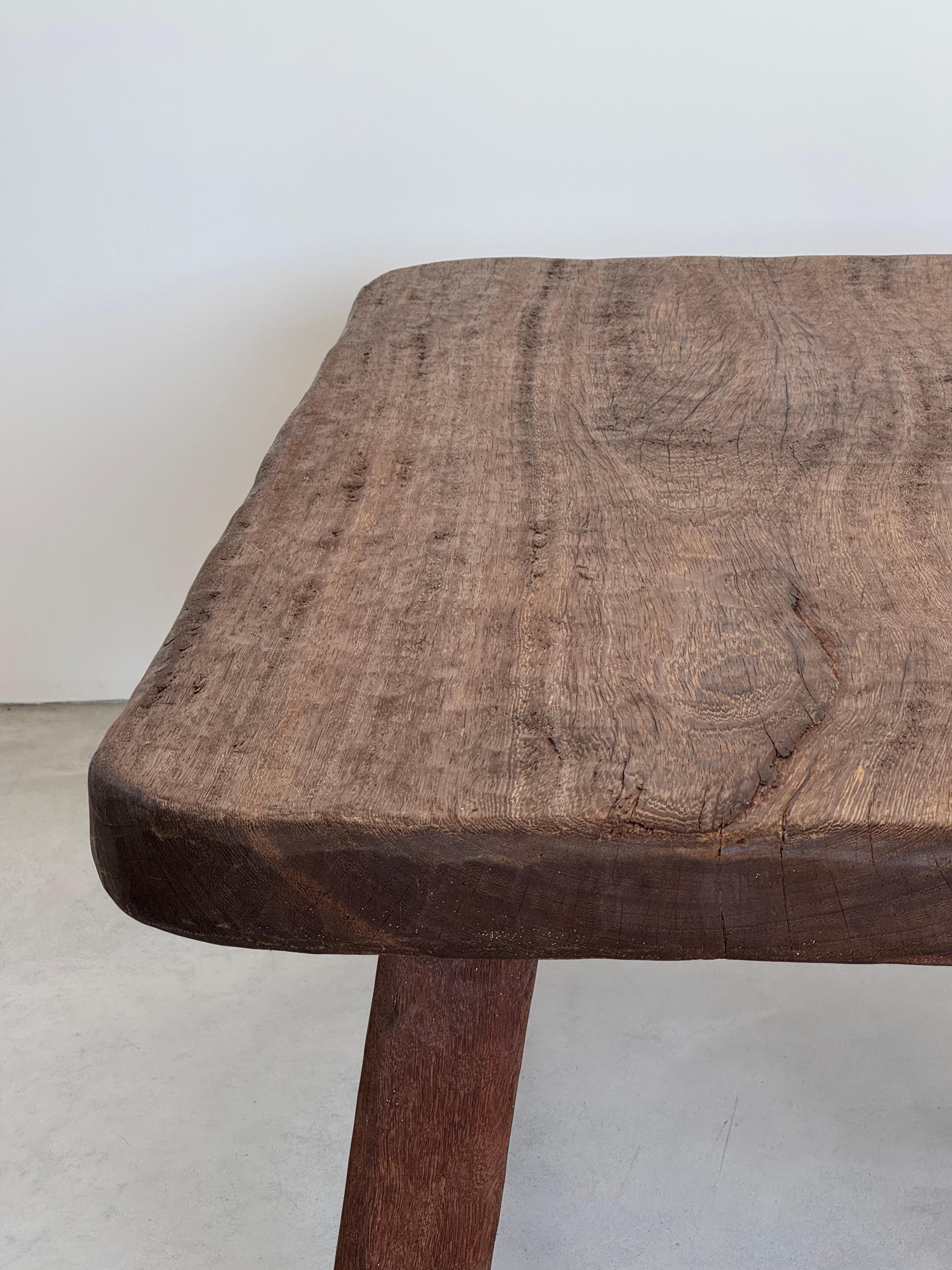 Monumentale table basse en chêne massif brutaliste des années 1950, attribuée à Jean Touret en vente 6