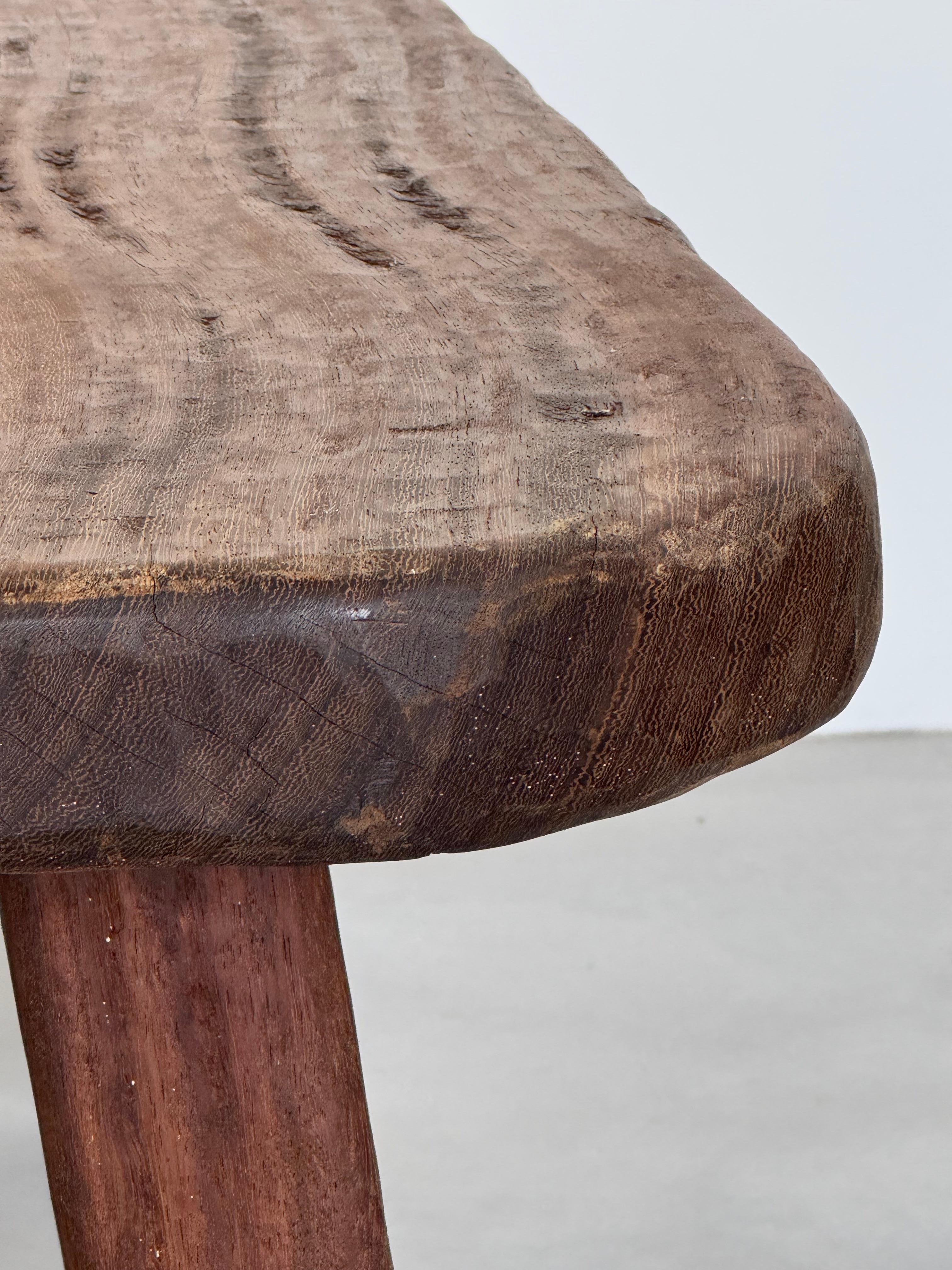 Monumentale table basse en chêne massif brutaliste des années 1950, attribuée à Jean Touret en vente 7