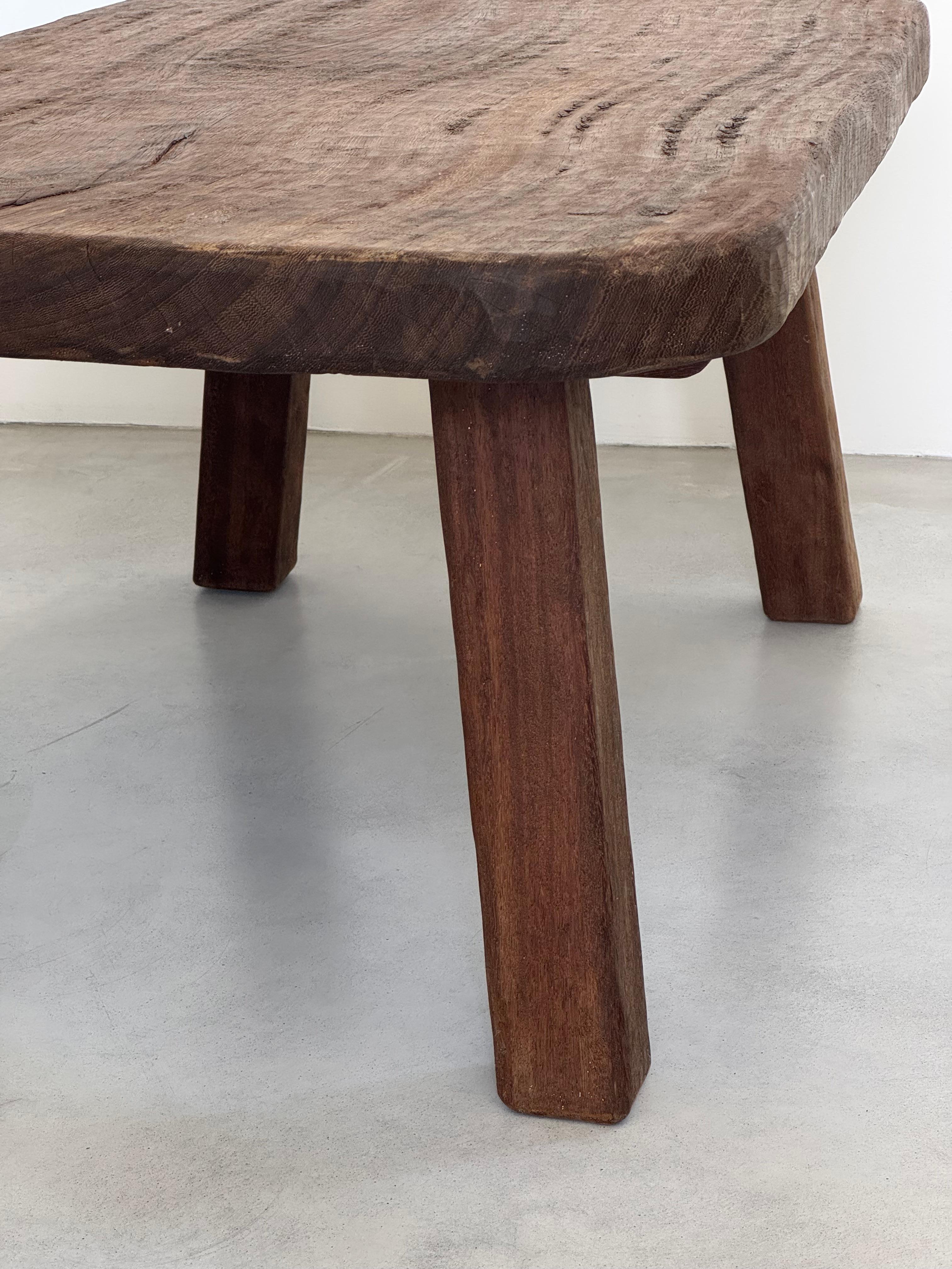 Monumentale table basse en chêne massif brutaliste des années 1950, attribuée à Jean Touret en vente 8