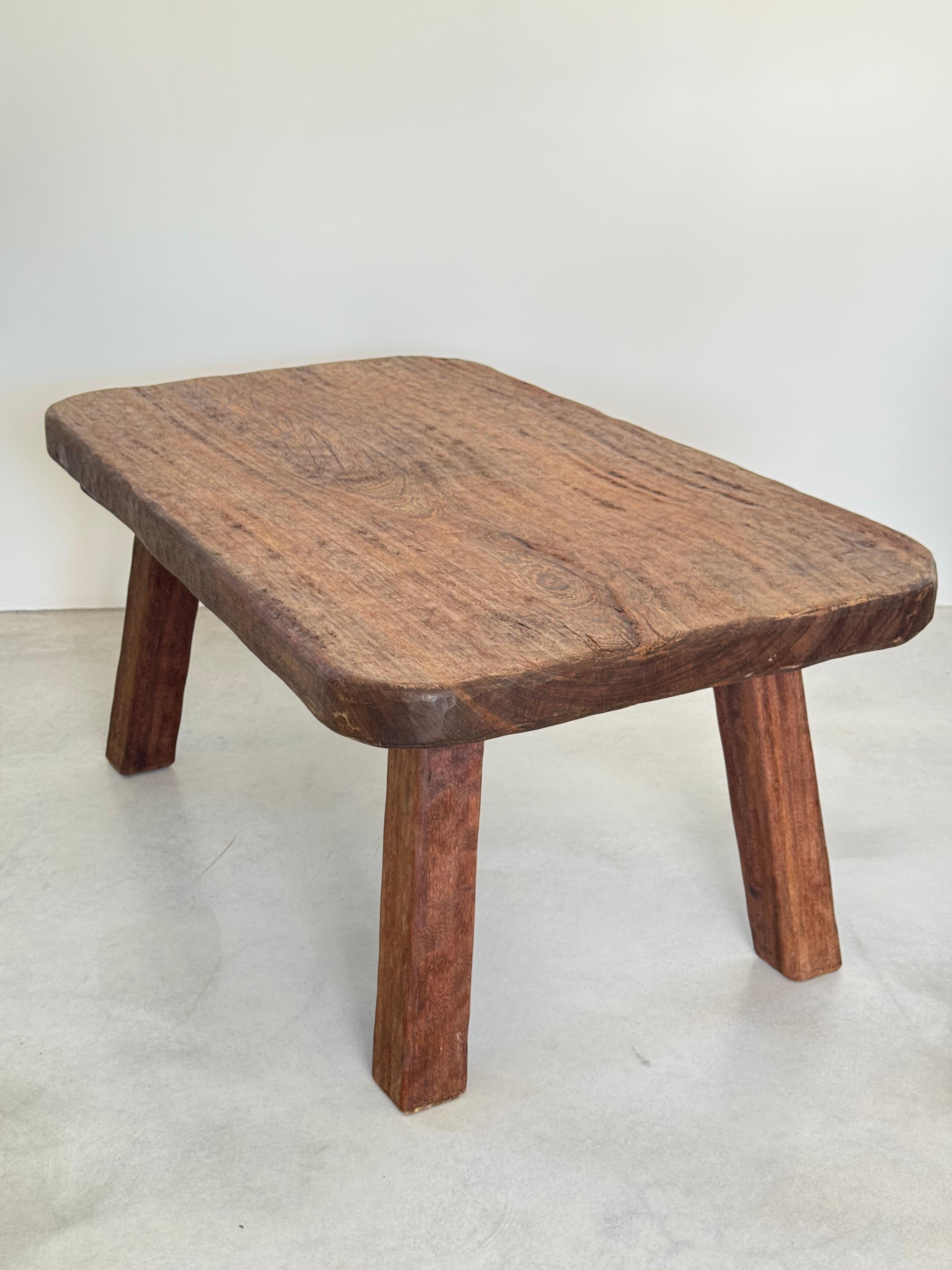 Monumentale table basse en chêne massif brutaliste des années 1950, attribuée à Jean Touret en vente 9
