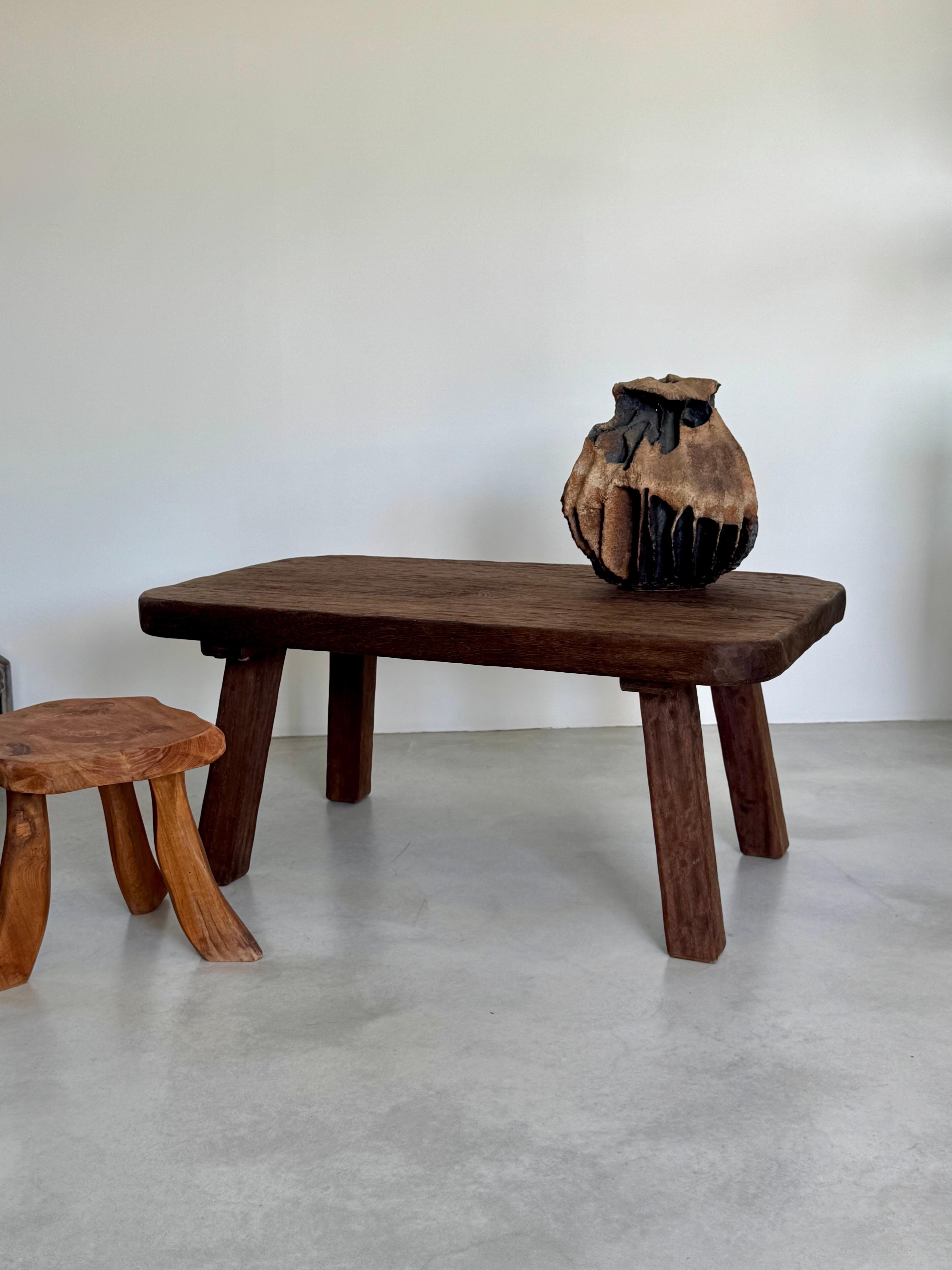 Monumentale table basse en chêne massif brutaliste des années 1950, attribuée à Jean Touret en vente 11