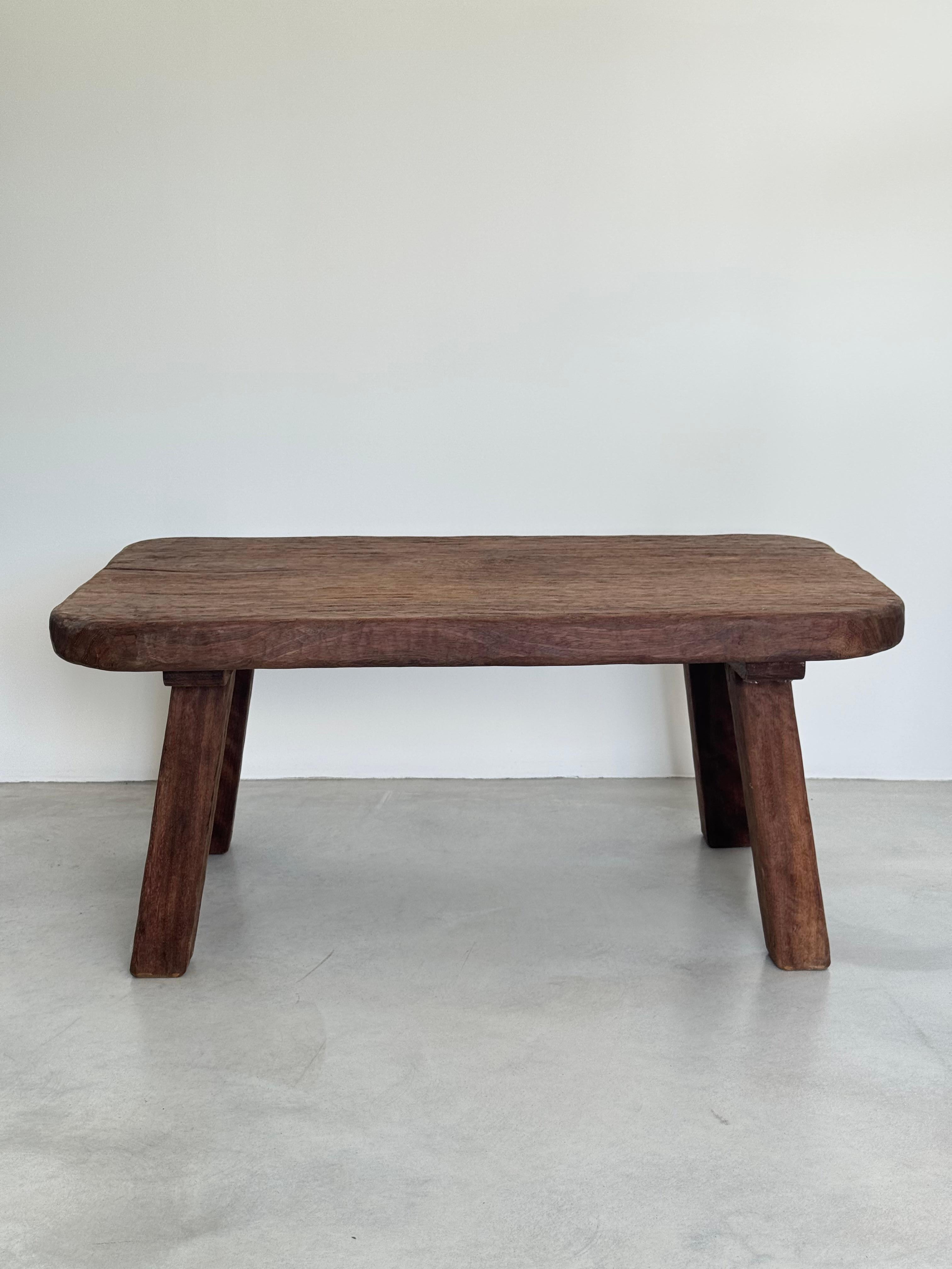 Monumentale table basse en chêne massif brutaliste des années 1950, attribuée à Jean Touret pour les Ateliers de Marolles


Découvrez cette magnifique table basse Brutalist, une pièce d'artisanat exceptionnelle minutieusement réalisée en chêne