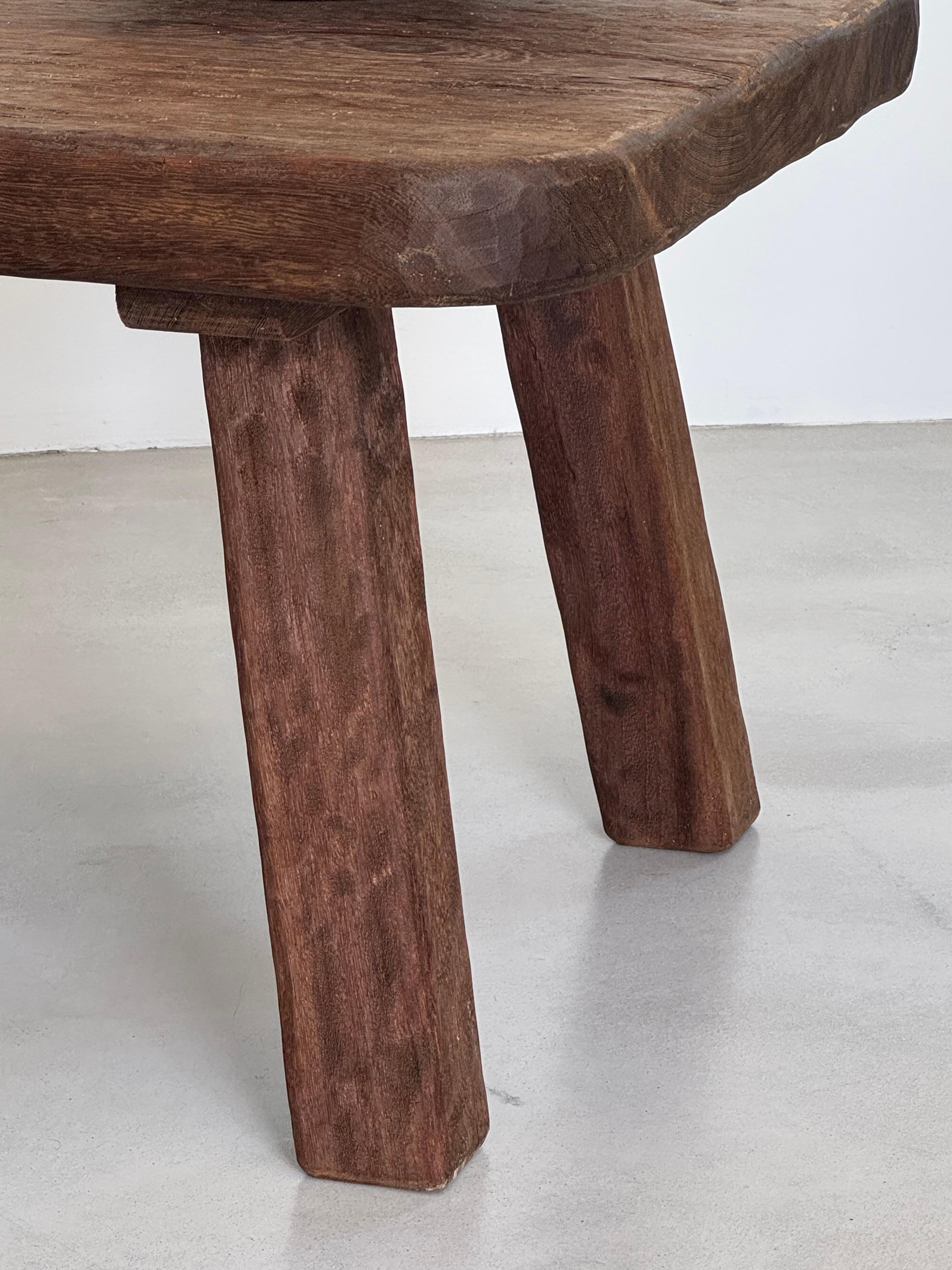 Monumentale table basse en chêne massif brutaliste des années 1950, attribuée à Jean Touret en vente 12