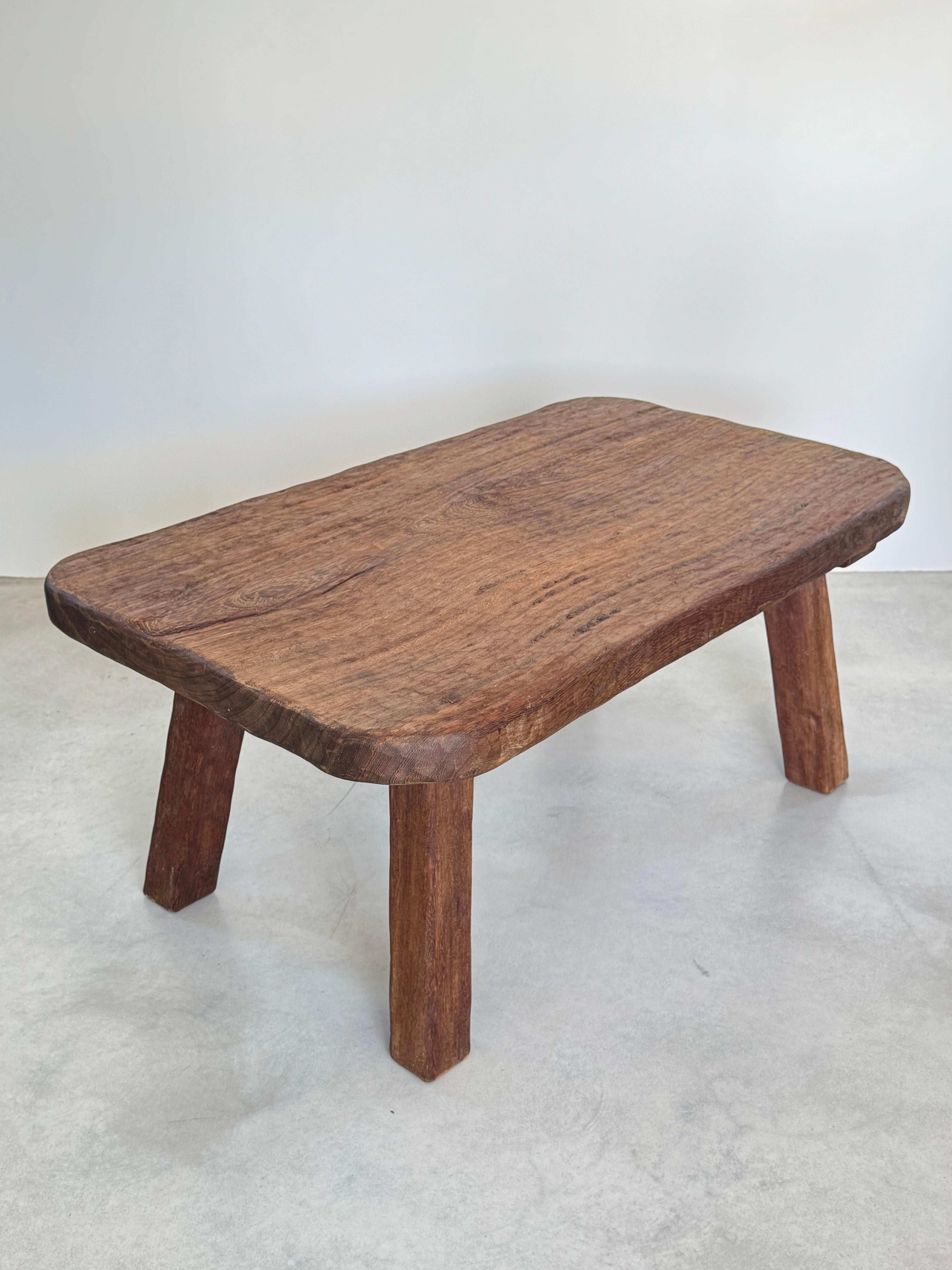 Français Monumentale table basse en chêne massif brutaliste des années 1950, attribuée à Jean Touret en vente
