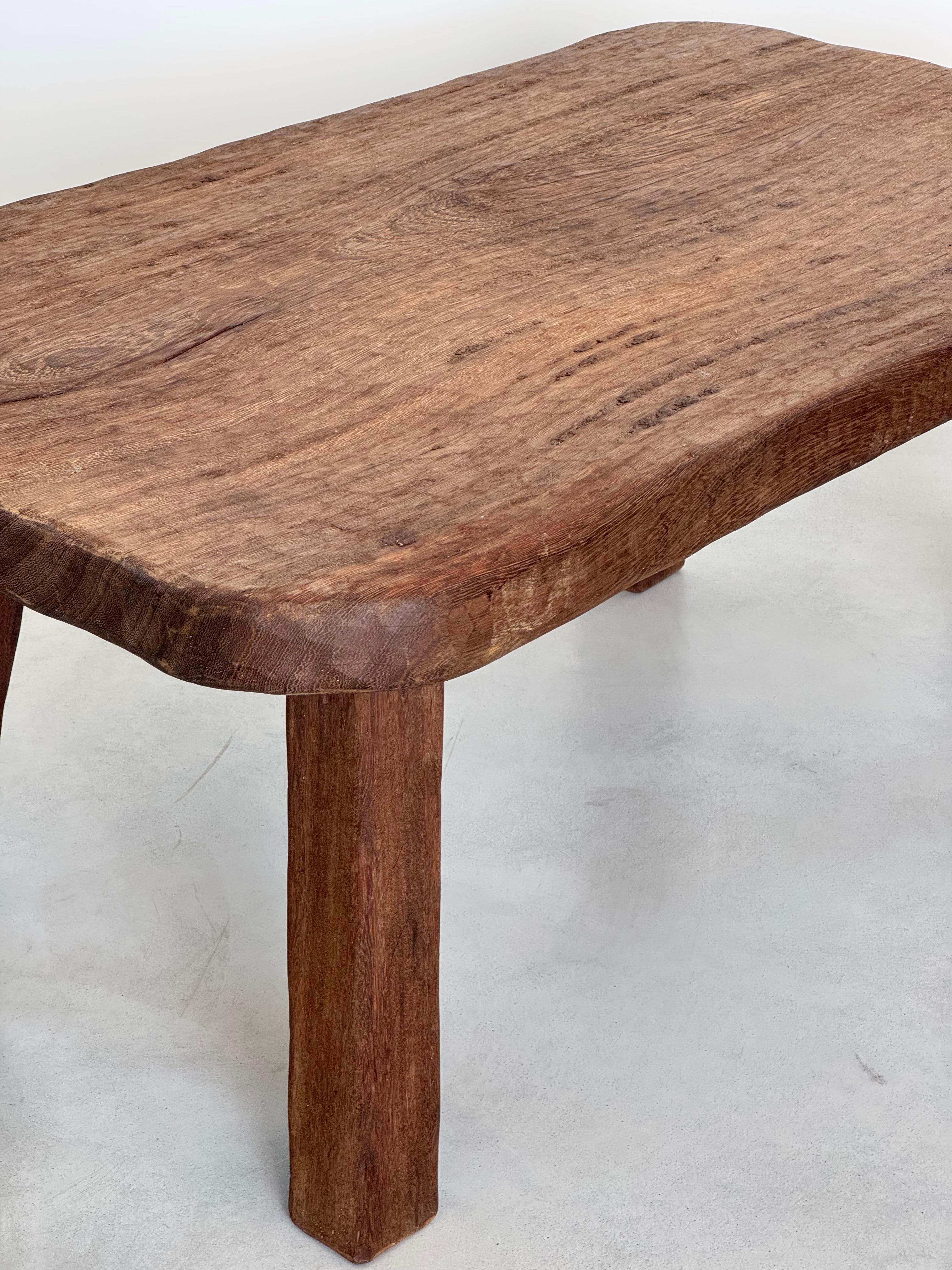 Travail du bois Monumentale table basse en chêne massif brutaliste des années 1950, attribuée à Jean Touret en vente