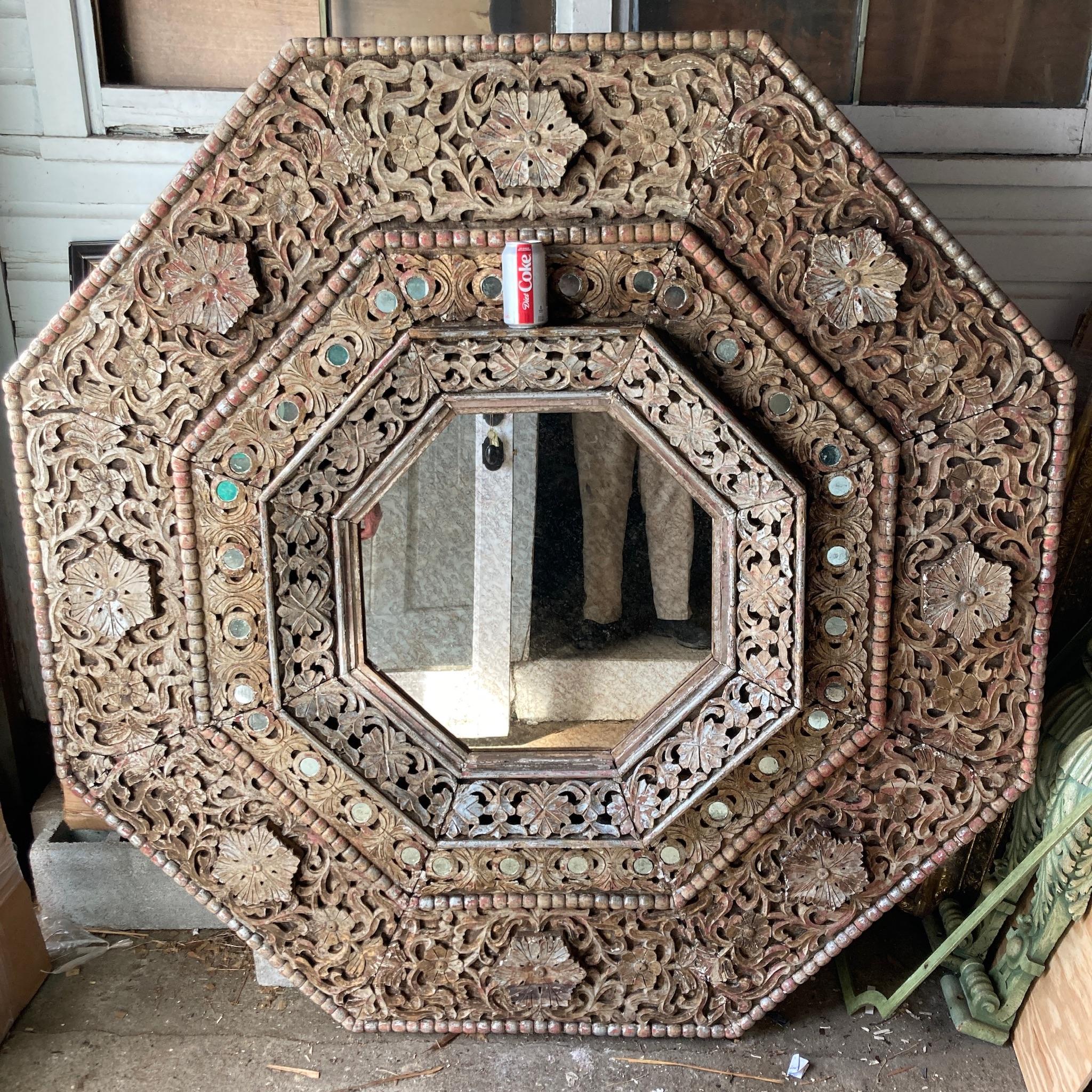Monumental miroir octogonal indien sculpté des années 1950 en vente 4