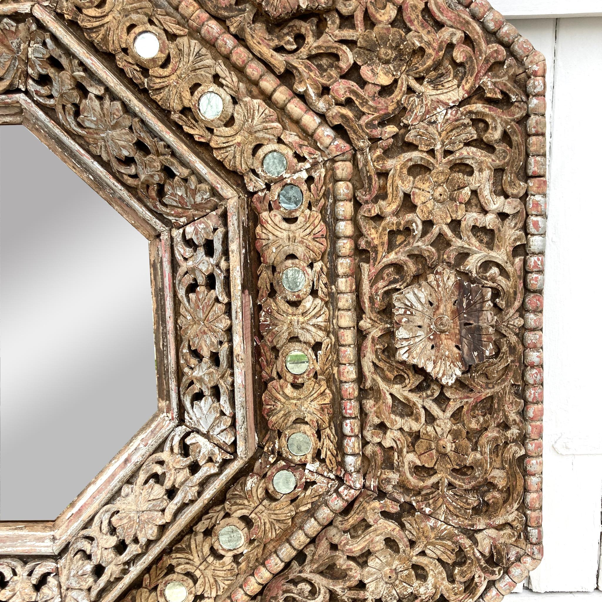 Miroir Monumental miroir octogonal indien sculpté des années 1950 en vente