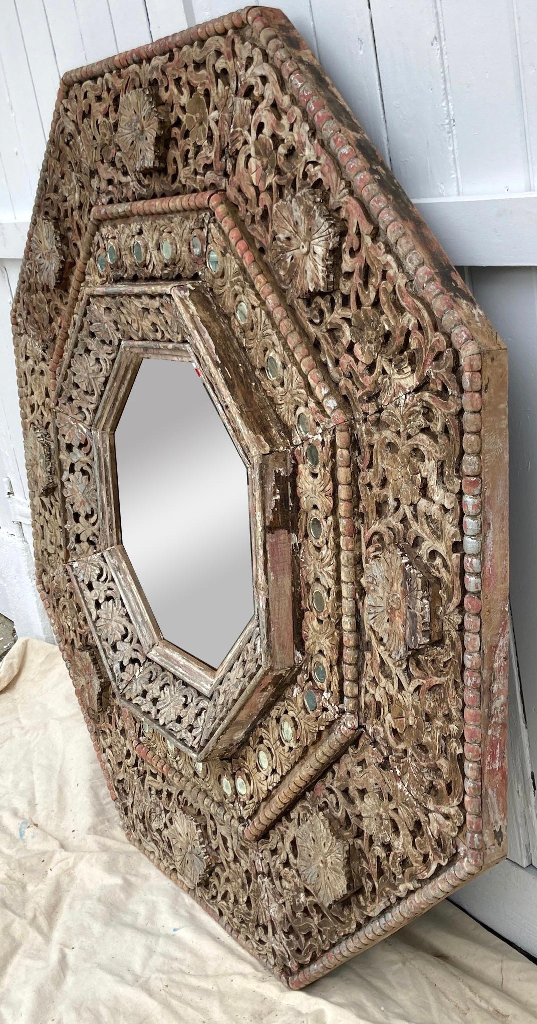 Monumental miroir octogonal indien sculpté des années 1950 en vente 1
