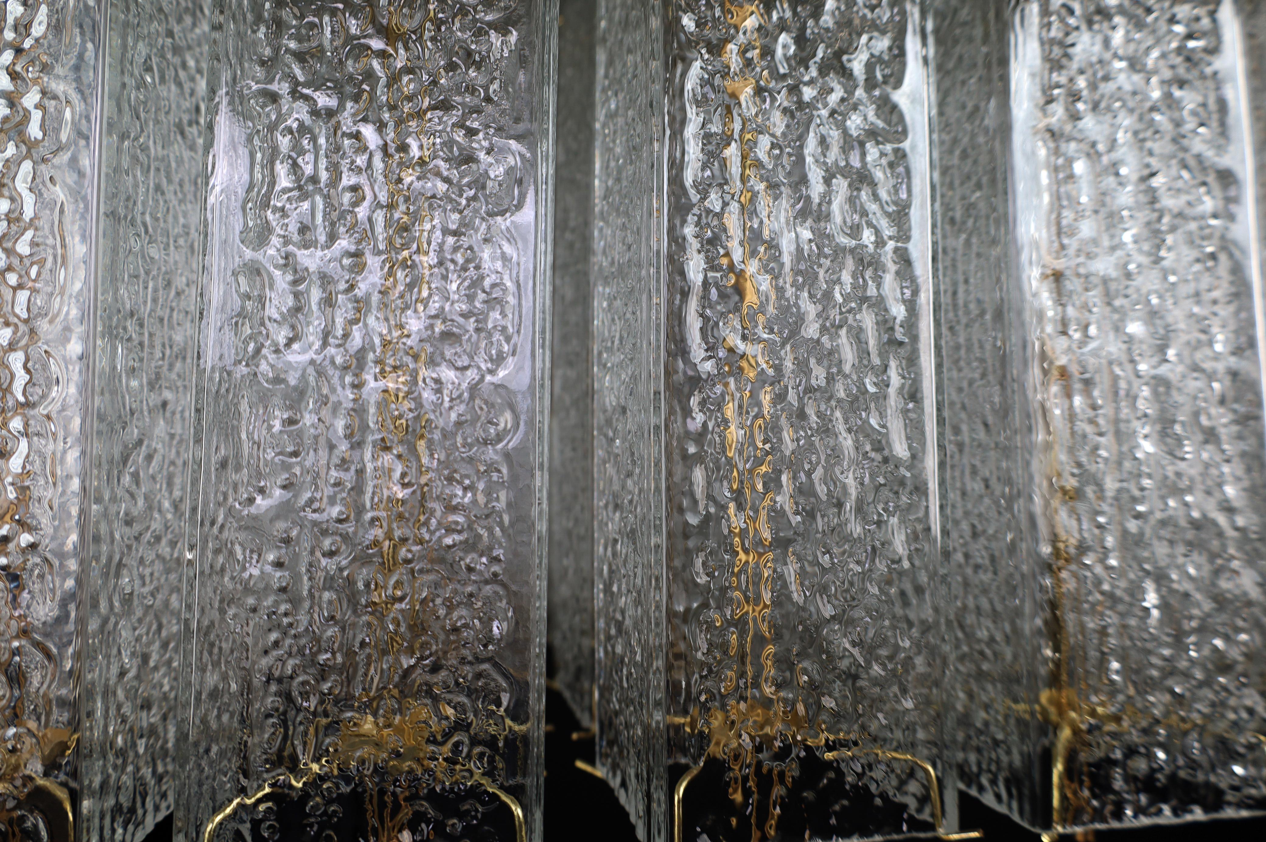Monumental lustre bohémien des années 1960 en verre texturé et laiton. en vente 3