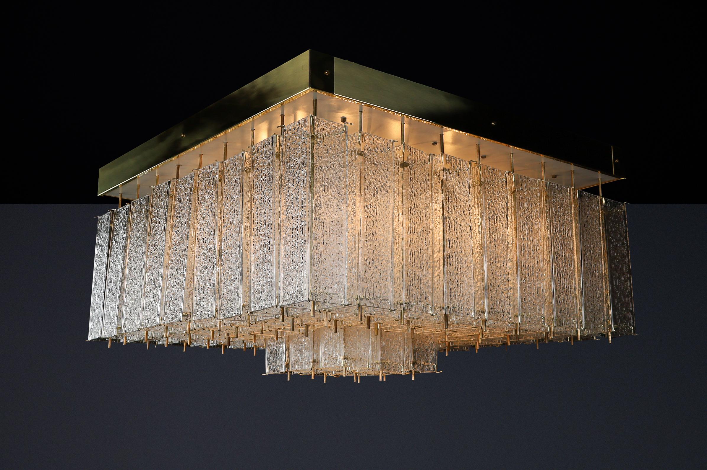 Monumental lustre bohémien des années 1960 en verre texturé et laiton. en vente 3